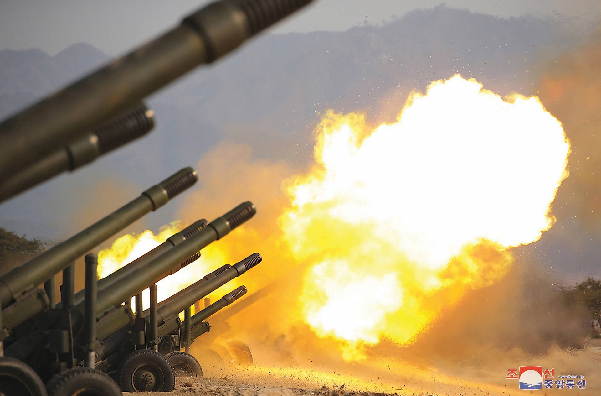 Tình báo Mỹ: Nga mua đạn pháo, tên lửa của Triều Tiên - 1