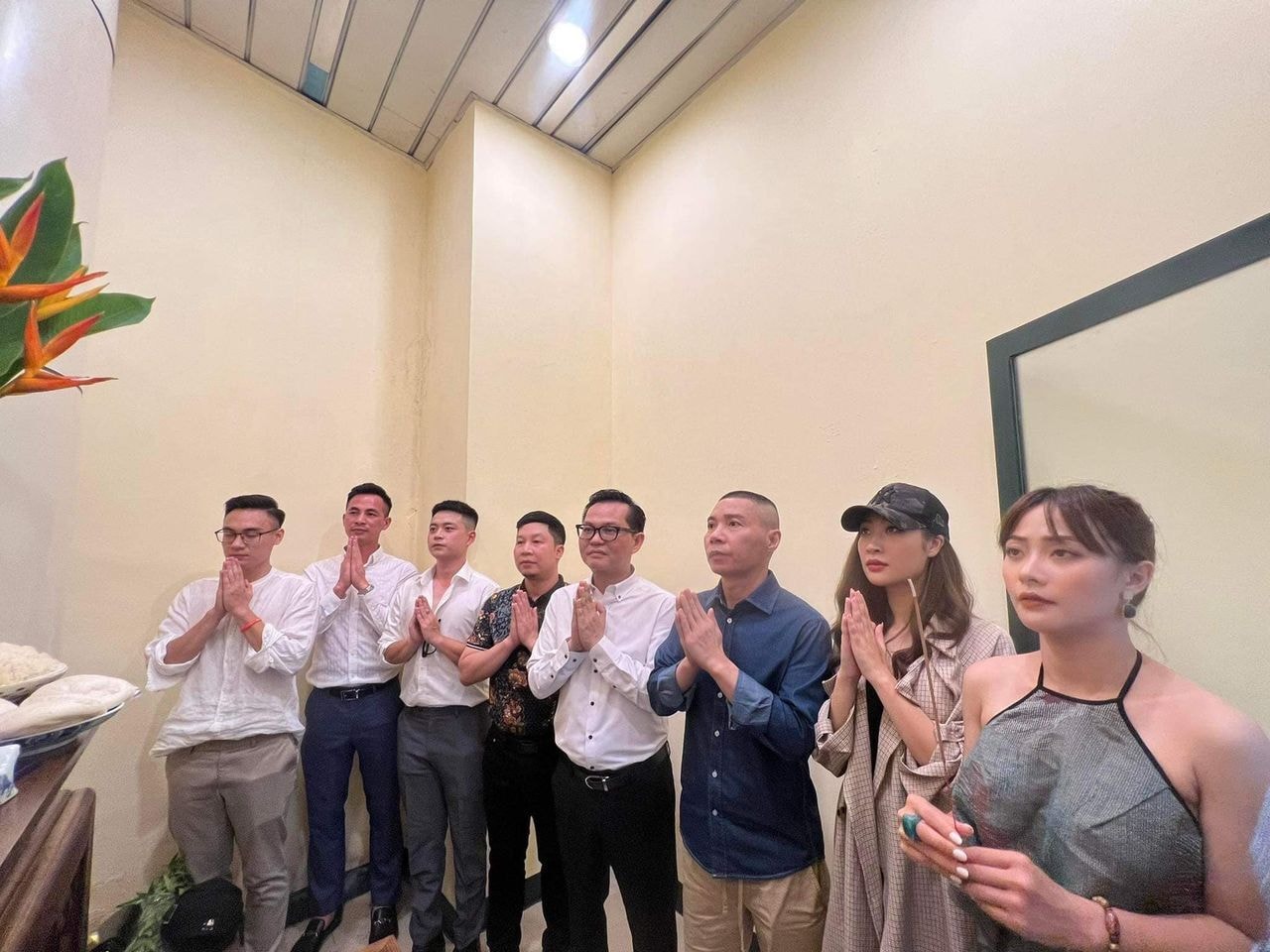 Xúc động hình ảnh NSND Công Lý khóc khi gặp lại đồng nghiệp ngày giỗ Tổ nghề - 1