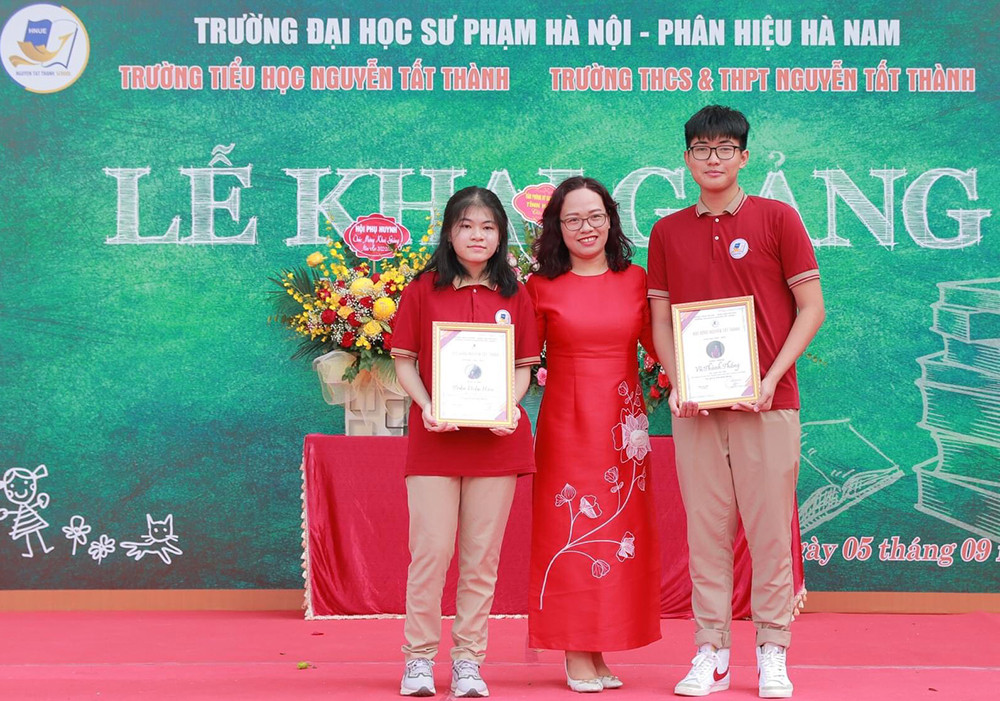 Bốn học sinh có thành tích xuất sắc nhận học bổng Nguyễn Tất Thành - 1