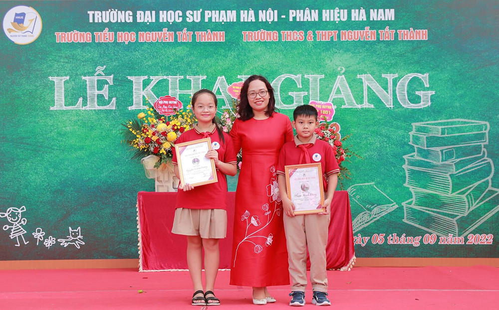 Bốn học sinh có thành tích xuất sắc nhận học bổng Nguyễn Tất Thành - 2
