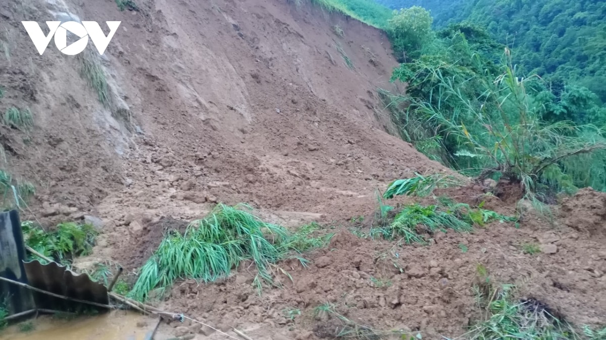 mua lon trong dem, nguoi dan ong o son la tu vong do bi nuoc cuon troi hinh anh 2