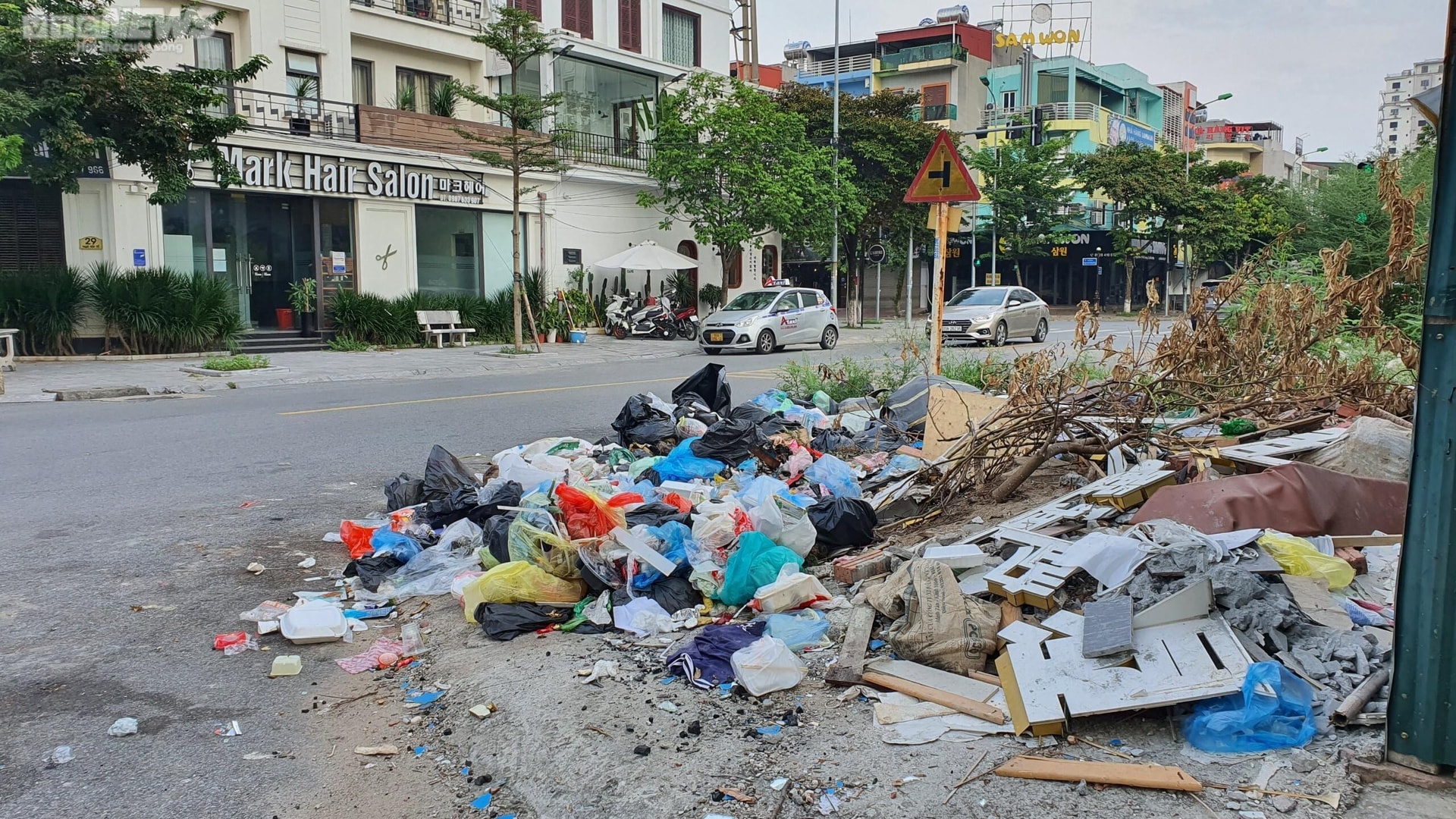 Công nhân vệ sinh môi trường bỏ việc, đường phố Bắc Ninh ngập rác thải - 1