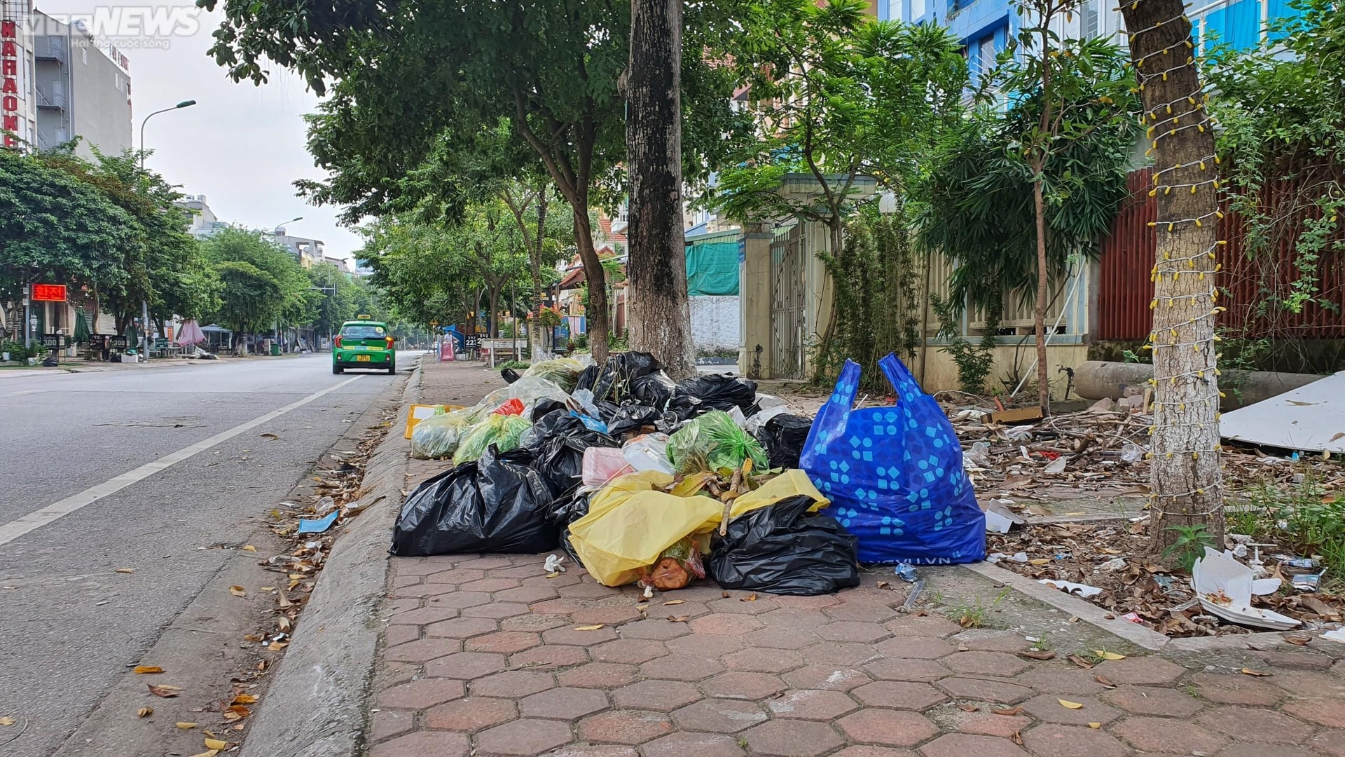 Công nhân vệ sinh môi trường bỏ việc, đường phố Bắc Ninh ngập rác thải - 2