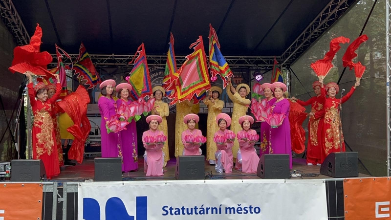Đặc sắc văn hóa Việt tại Lễ hội hành tinh màu 2022 ở Cộng hòa Séc - ảnh 1