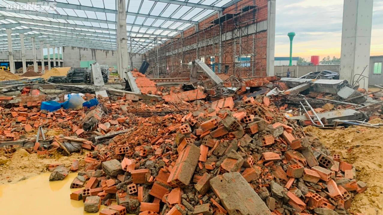 Sập tường nhà máy khu công nghiệp Nhơn Hòa: 3 người chết, 6 người bị thương - 1