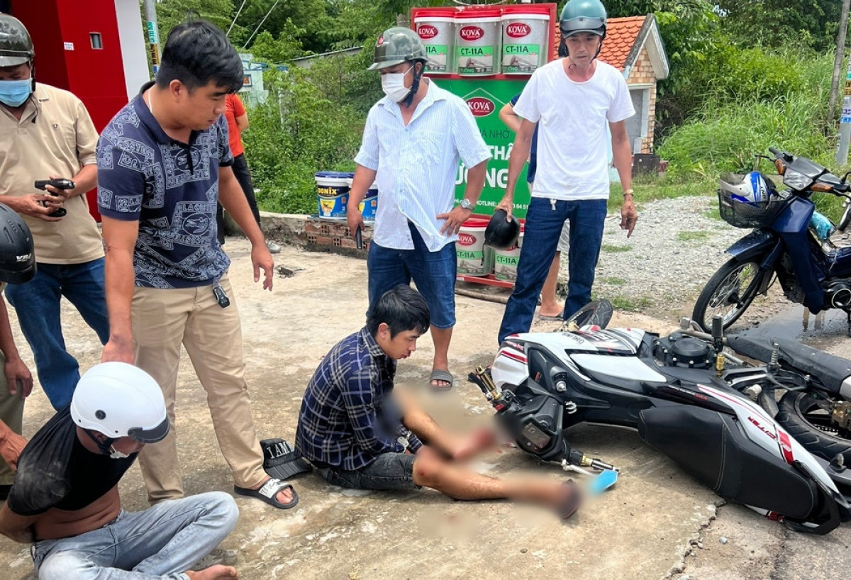 thuong uy canh sat truy duoi 5km, bat 2 ke cuop giat hinh anh 1