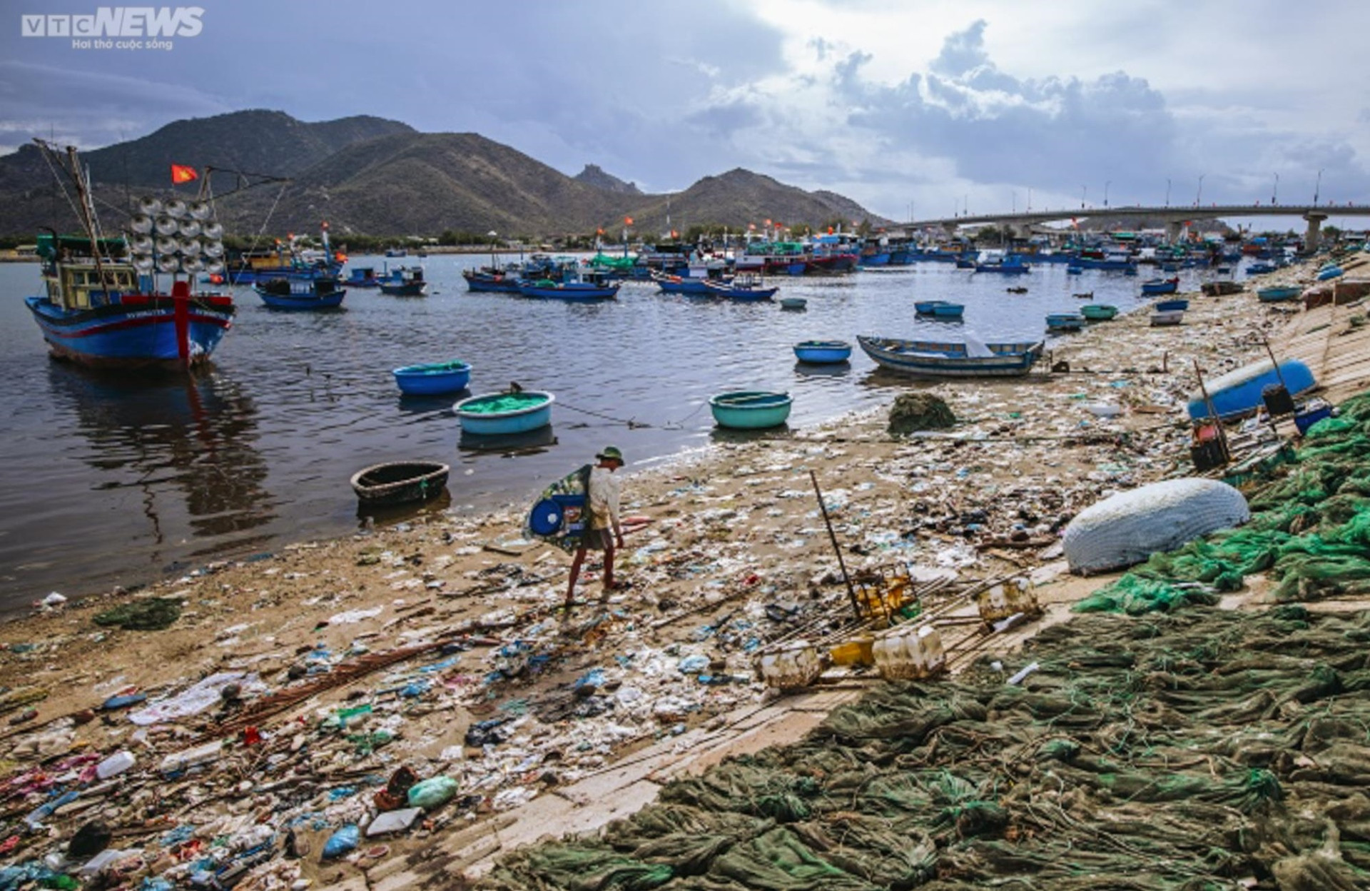 Ám ảnh rác thải bủa vây nhiều vùng biển ở Việt Nam - 1