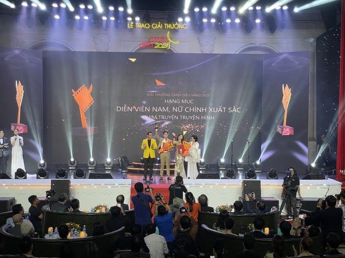 Phim 'Đêm tối rực rỡ' thắng lớn giải Cánh diều 2021 - 2