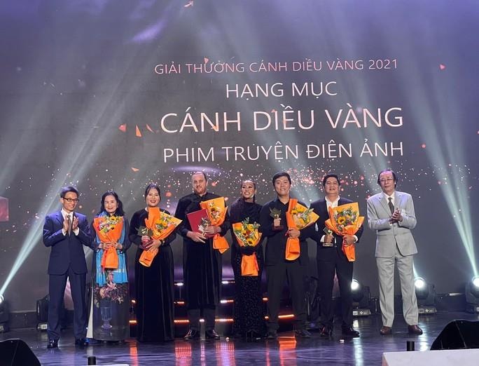 Phim Đêm tối rực rỡ thắng lớn giải Cánh diều 2021 - Ảnh 1. Phim 'Đêm tối rực rỡ' thắng lớn giải Cánh diều 2021 - 1