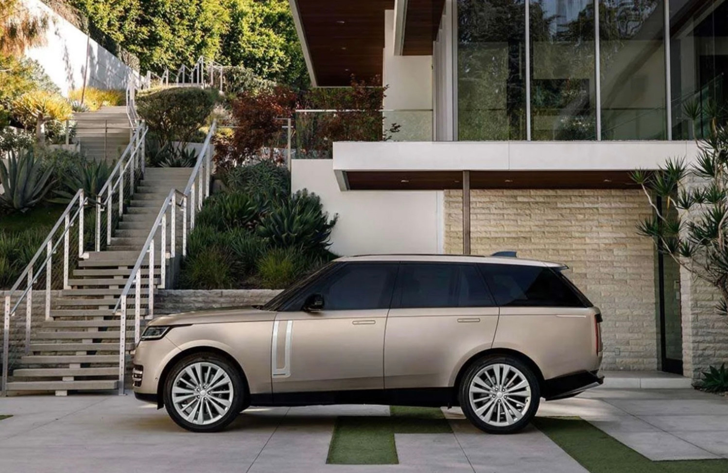 Vừa ra mắt, Range Rover 2022 thế hệ mới đã dính loạt lệnh triệu hồi - 2