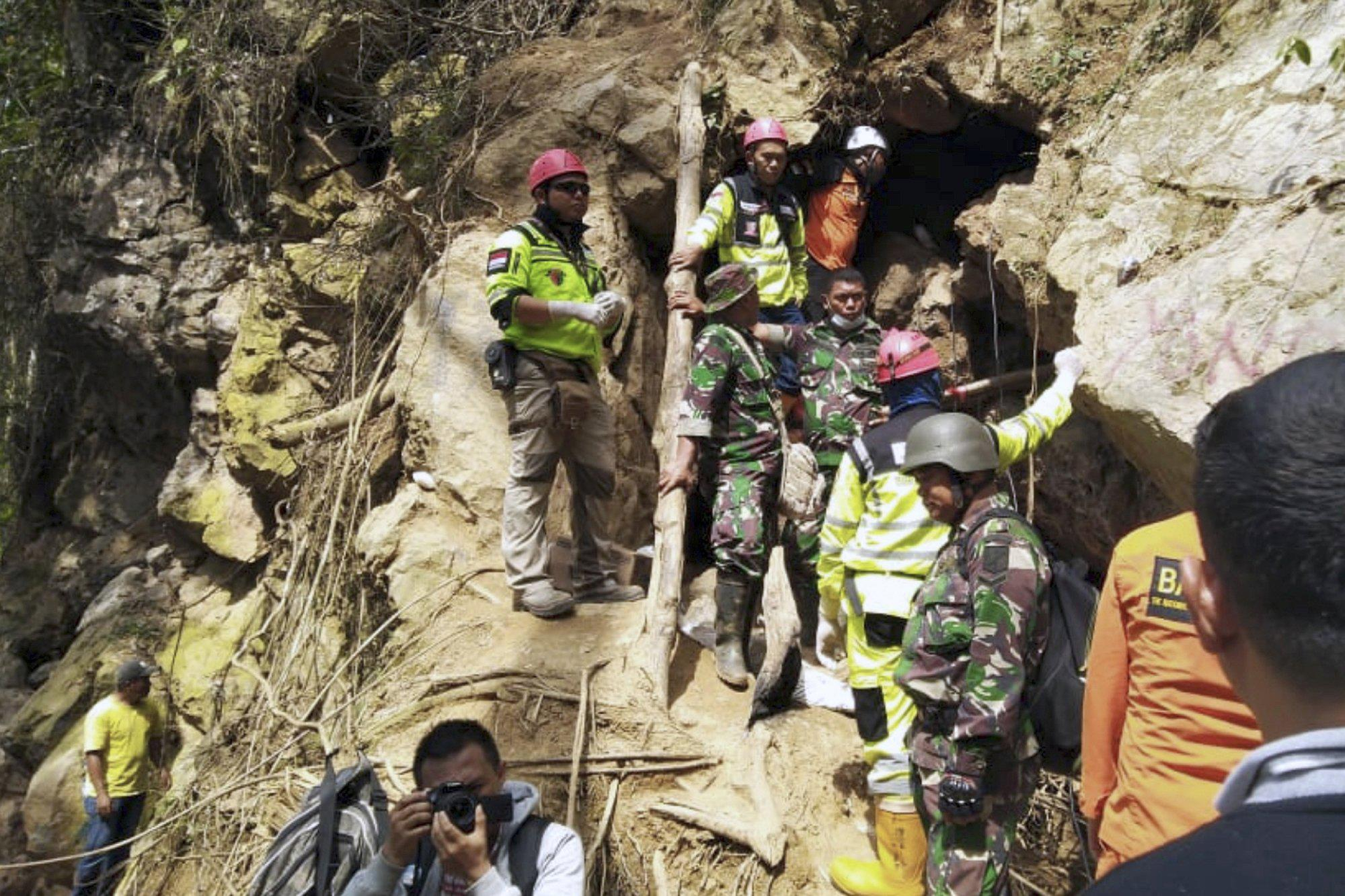 Sập mỏ vàng tại Indonesia, 20 người bị vùi lấp - 1