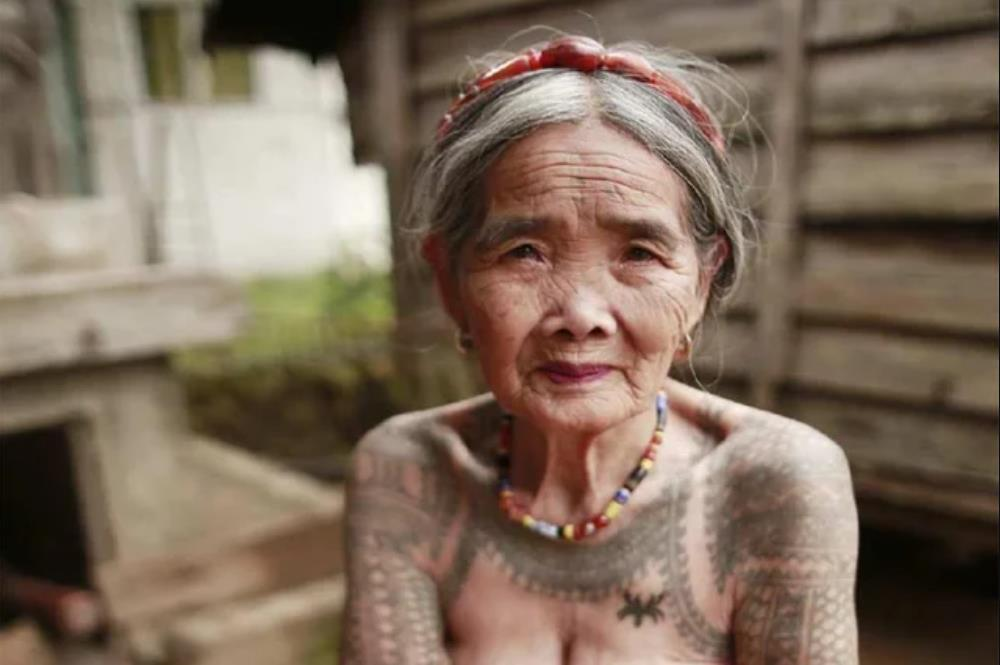 Cụ bà nghệ nhân 105 tuổi vẫn hút khách mạo hiểm đến để được xăm, bất chấp đau  - 1