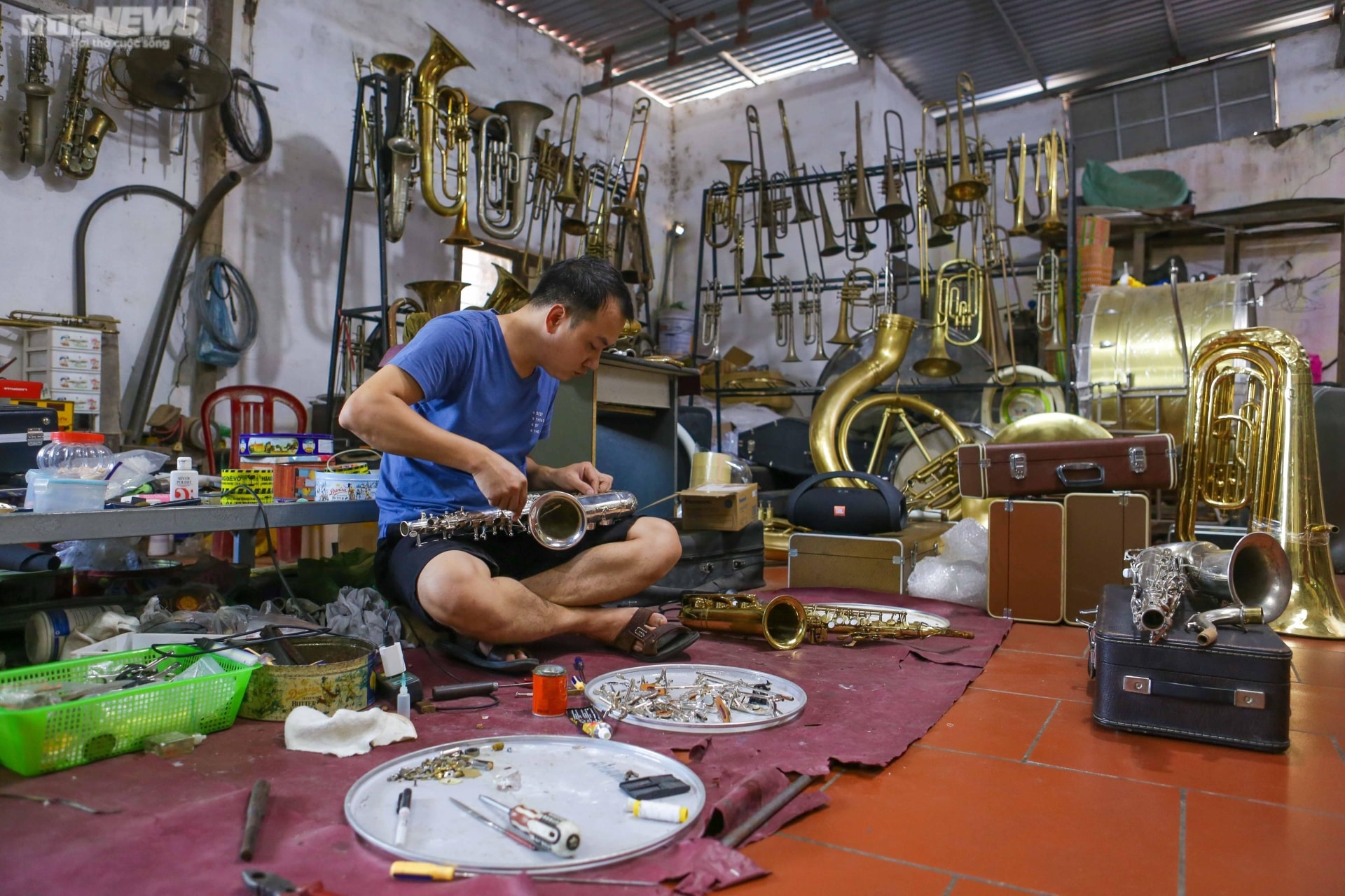 Ảnh: Gia đình 3 thế hệ gắn bó với nghề sửa kèn đồng - 2