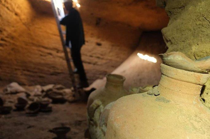 Đào công viên vô tình phát hiện hầm mộ 3.300 năm - 1