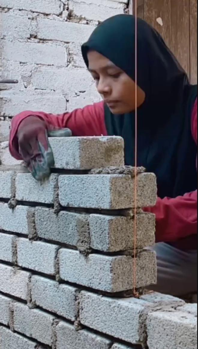 Cô gái tự tay xây nhà một mình vì không đủ tiền thuê thợ, kết quả đầy ấn tượng - 1