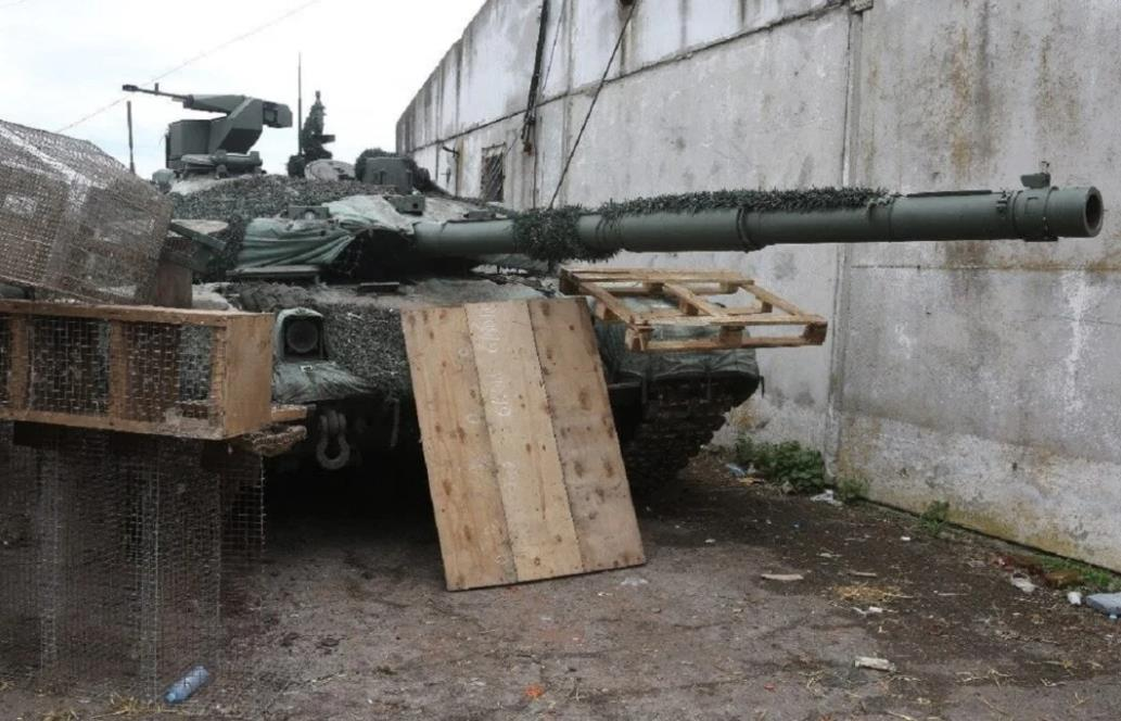 Ukraine thu giữ nguyên vẹn xe tăng hiện đại nhất của Nga trên chiến trường - 2