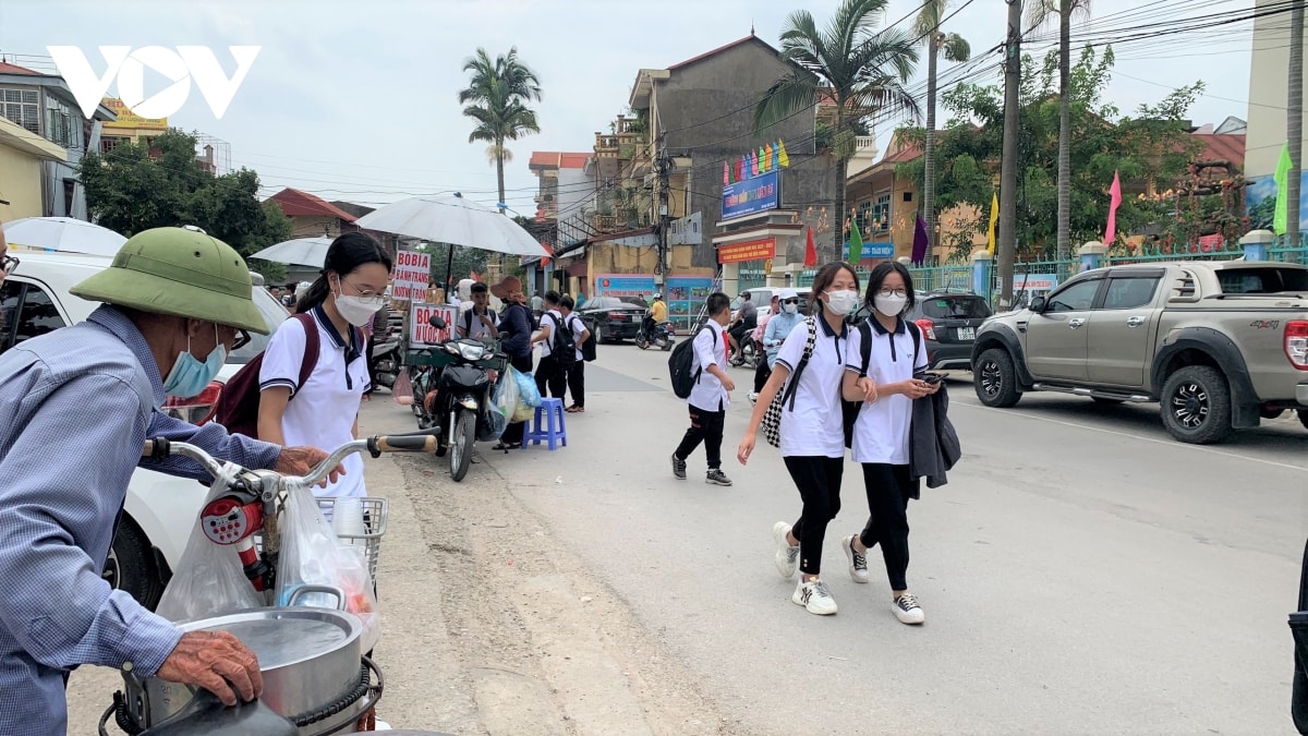 hạn chế tình trạng ùn tắc giao thông khu vực cổng trường học ở lạng sơn hình ảnh 1 han che tinh trang un tac giao thong khu vuc cong truong hoc o lang son hinh anh 1