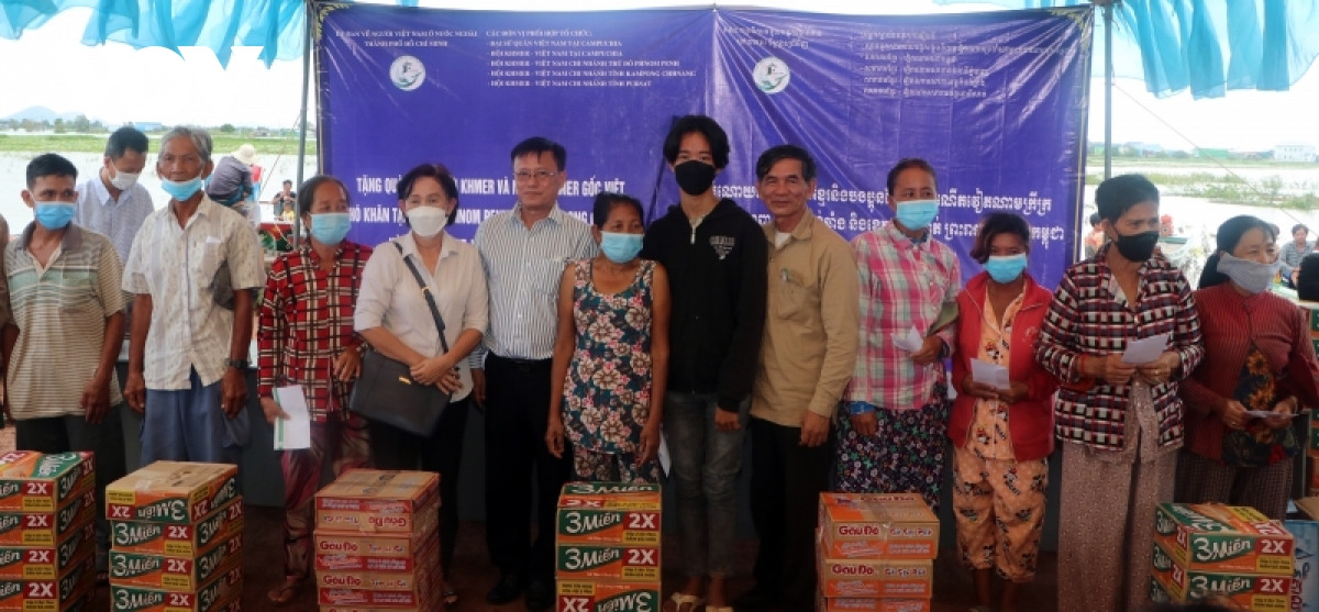 Thành phố Hồ Chí Minh trao quà cho người Việt gặp khó khăn tại tỉnh Kampong Chhnang - ảnh 1