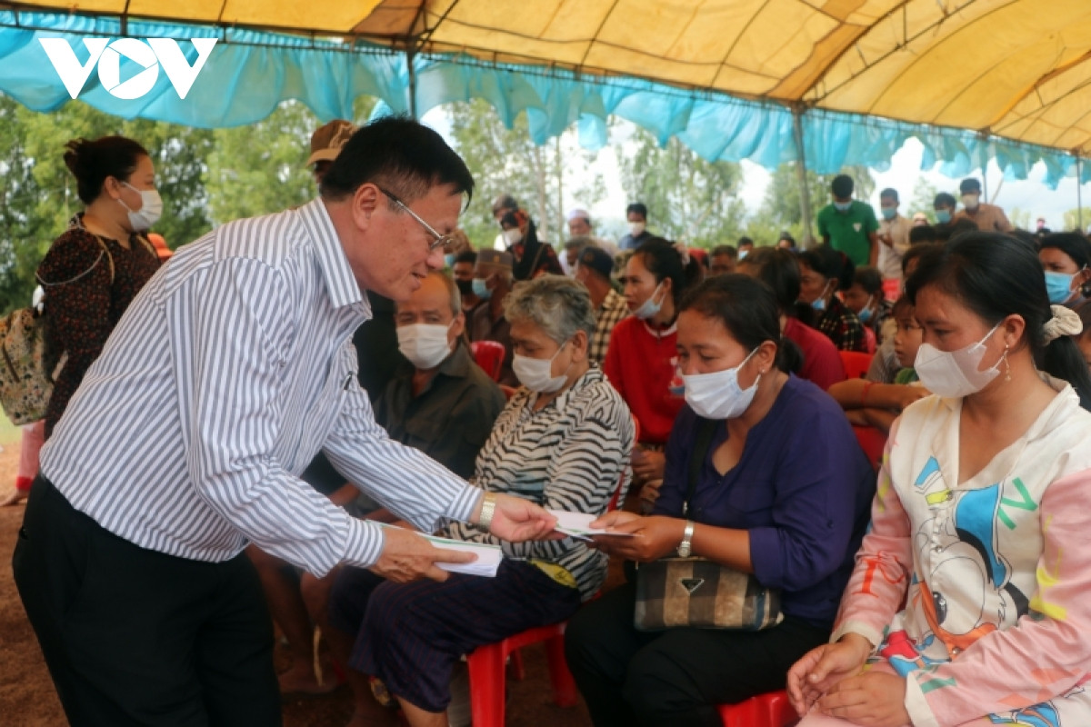 Thành phố Hồ Chí Minh trao quà cho người Việt gặp khó khăn tại tỉnh Kampong Chhnang - ảnh 2