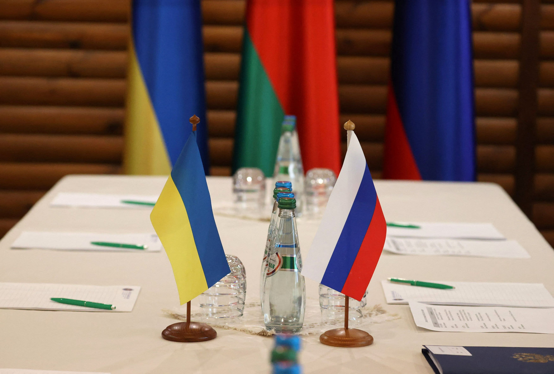Điện Kremlin: Cánh cửa đàm phán hòa bình ở Ukraine luôn mở - 1