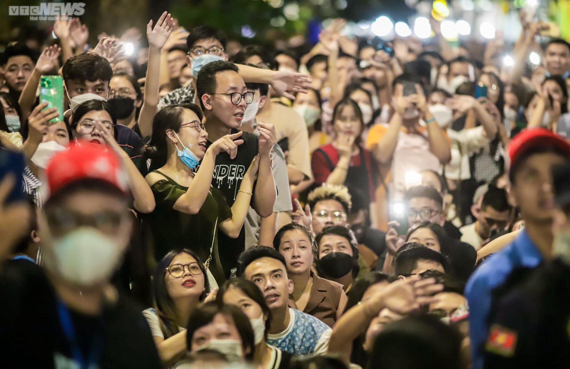 Nghìn người kéo đến góc phố đi bộ ở Hà Nội nghe Tuấn Hưng hát trên ban công - 12