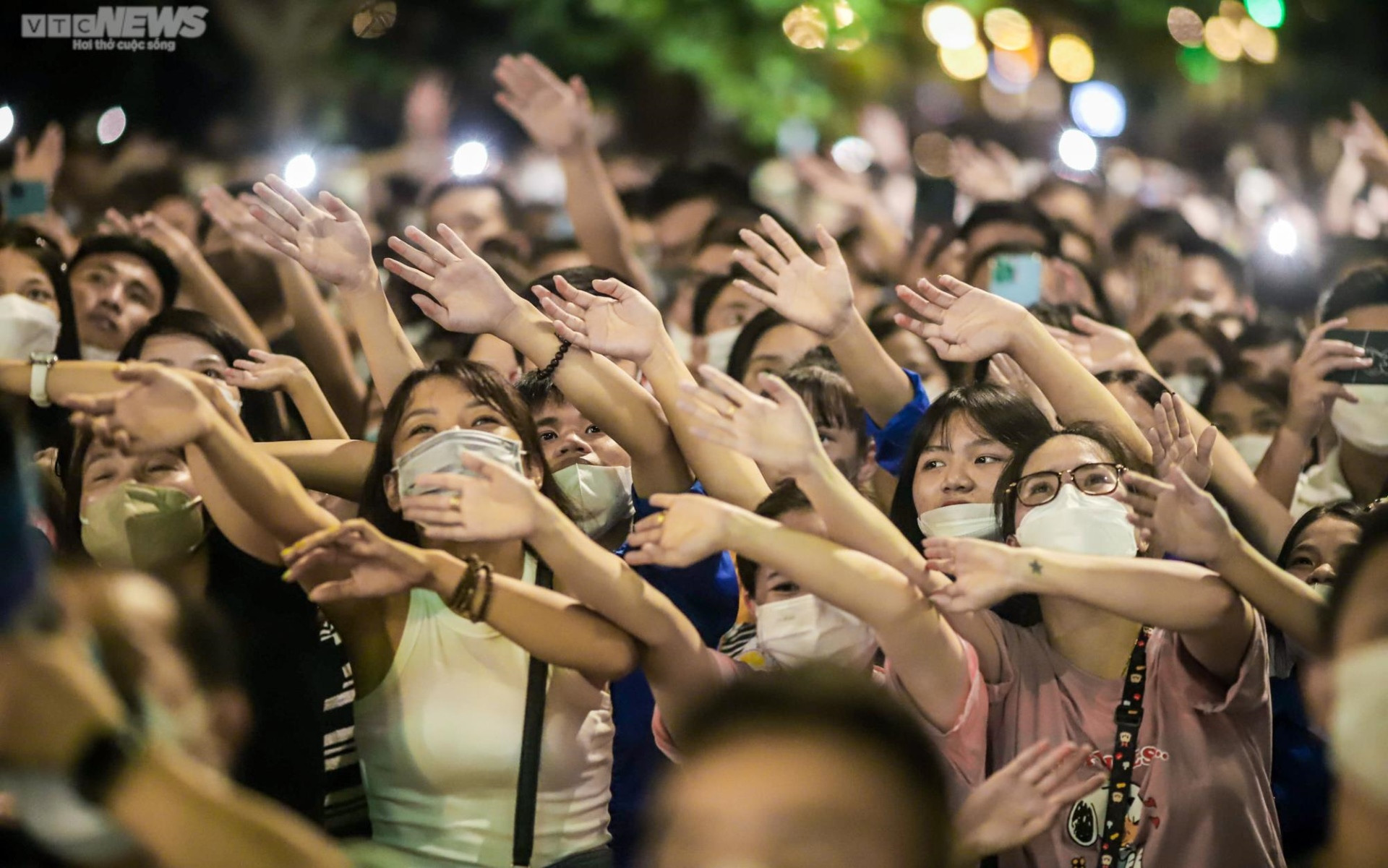 Nghìn người kéo đến góc phố đi bộ ở Hà Nội nghe Tuấn Hưng hát trên ban công - 11