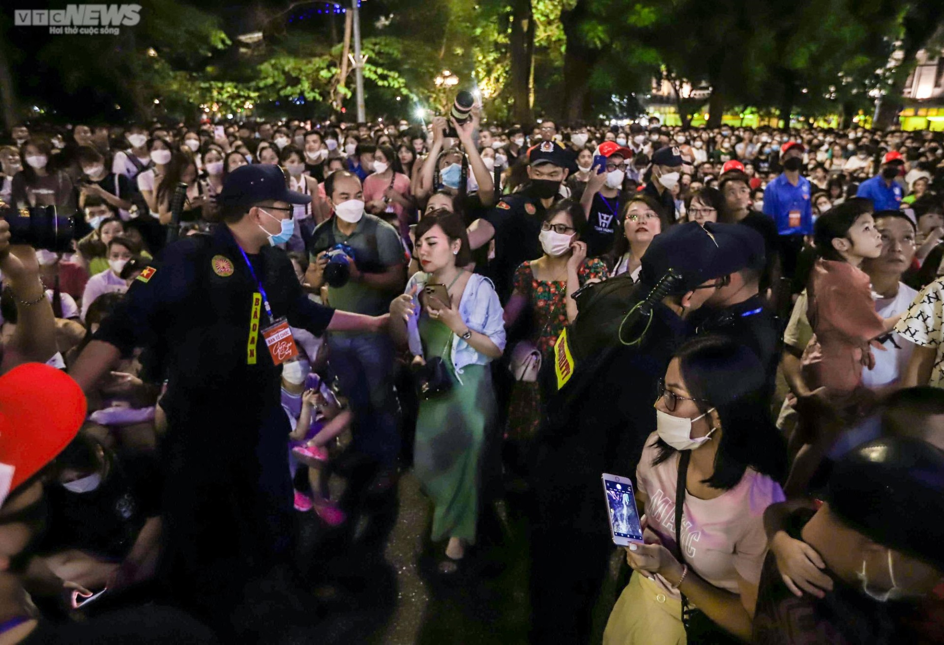 Nghìn người kéo đến góc phố đi bộ ở Hà Nội nghe Tuấn Hưng hát trên ban công - 2