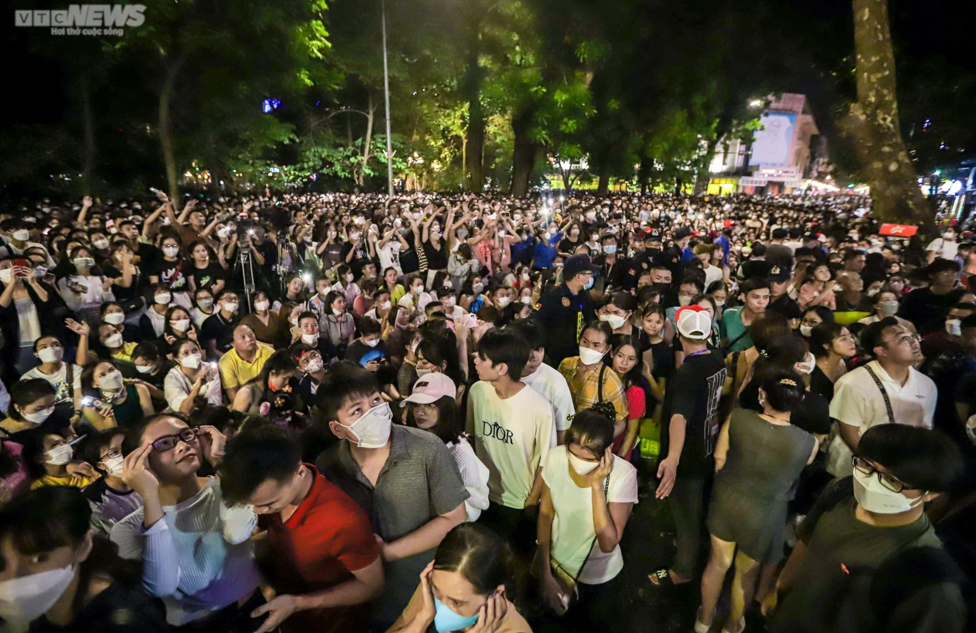 Nghìn người kéo đến góc phố đi bộ ở Hà Nội nghe Tuấn Hưng hát trên ban công - 7