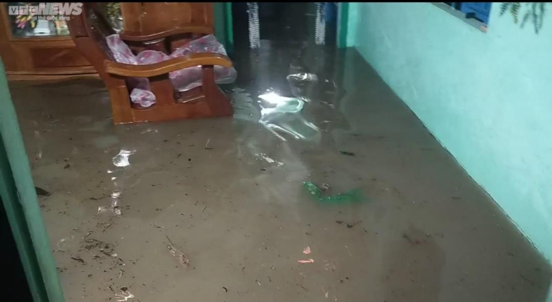 Phú Yên: Nhà chìm trong biển nước, dân hối hả chạy đồ sau cơn mưa xối xả - 2