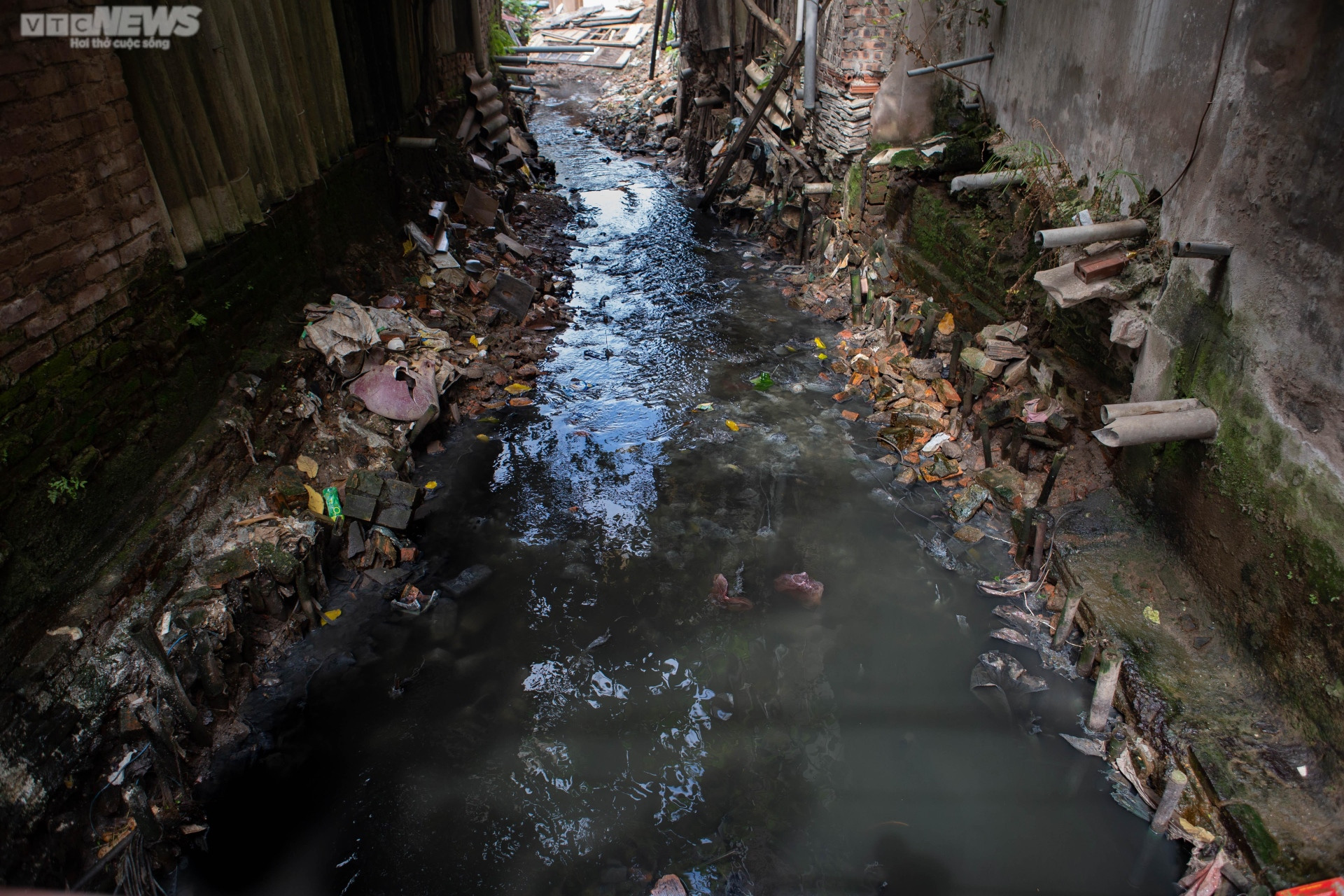 Ảnh: Người dân khốn khổ, hơn chục năm sống cạnh con mương ô nhiễm ở Hà Nội - 4