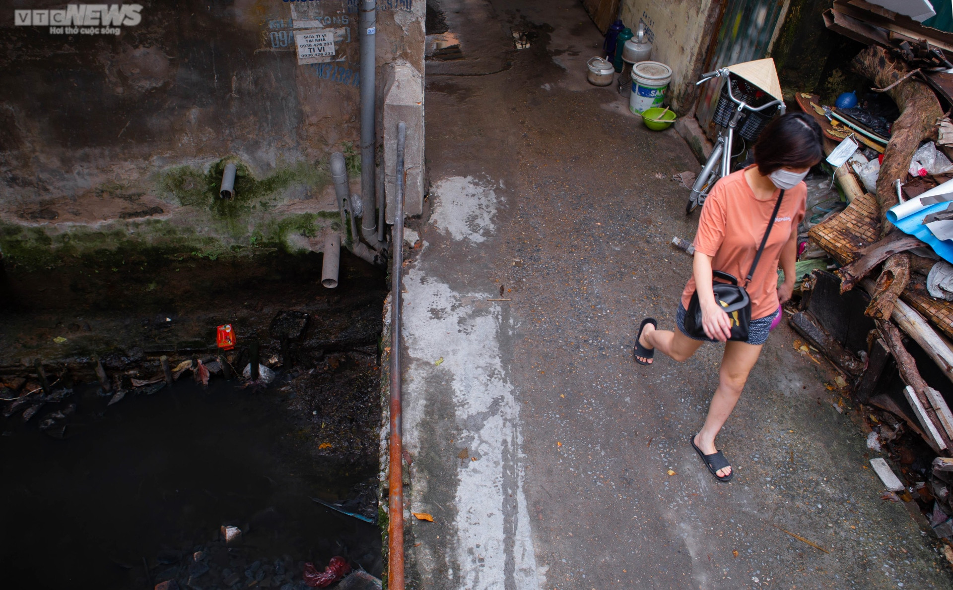 Ảnh: Người dân khốn khổ, hơn chục năm sống cạnh con mương ô nhiễm ở Hà Nội - 2