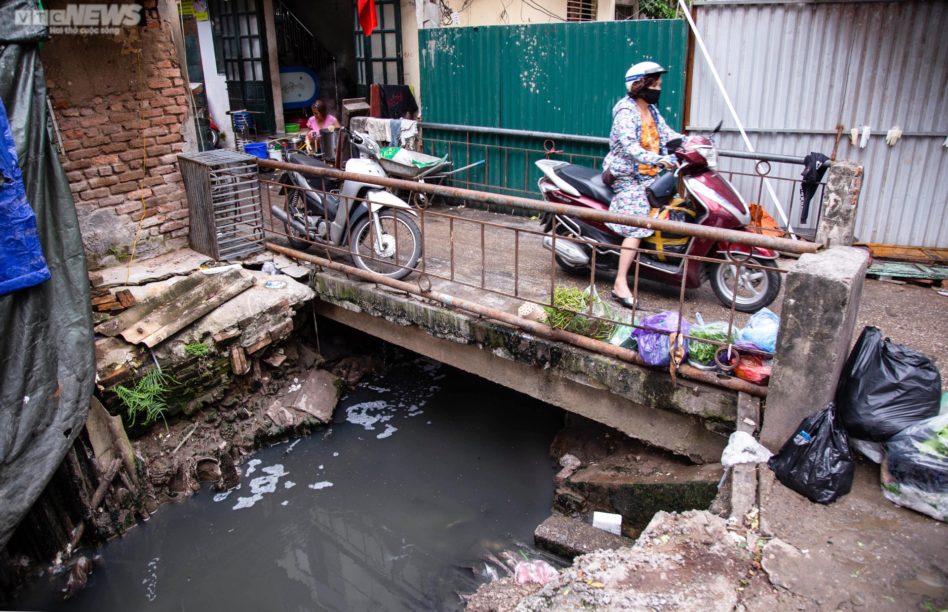 Ảnh: Người dân khốn khổ, hơn chục năm sống cạnh con mương ô nhiễm ở Hà Nội - 5