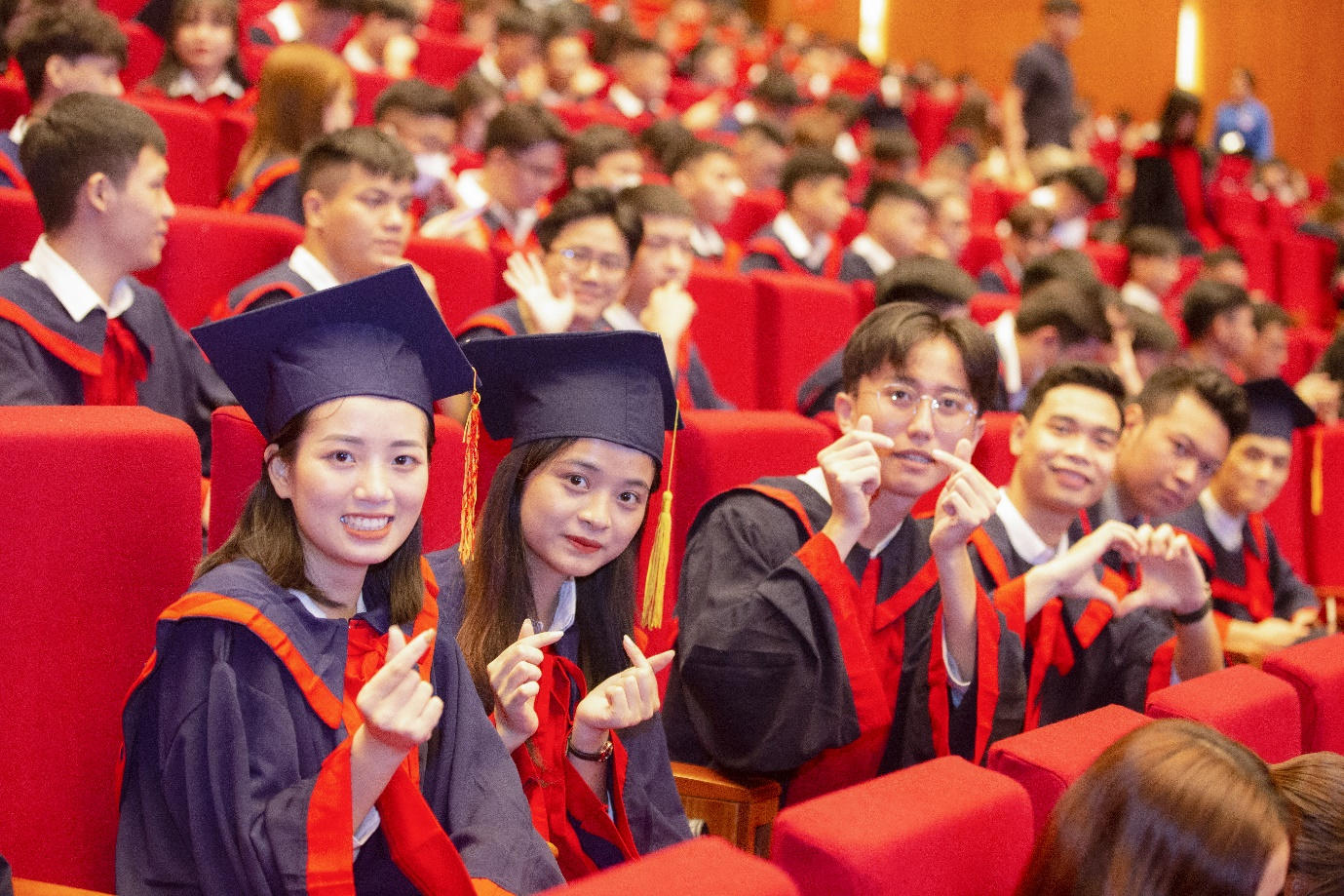 Hơn 5.500 sinh viên Đại học Công nghiệp Hà Nội nhận bằng tốt nghiệp năm 2022 - 1