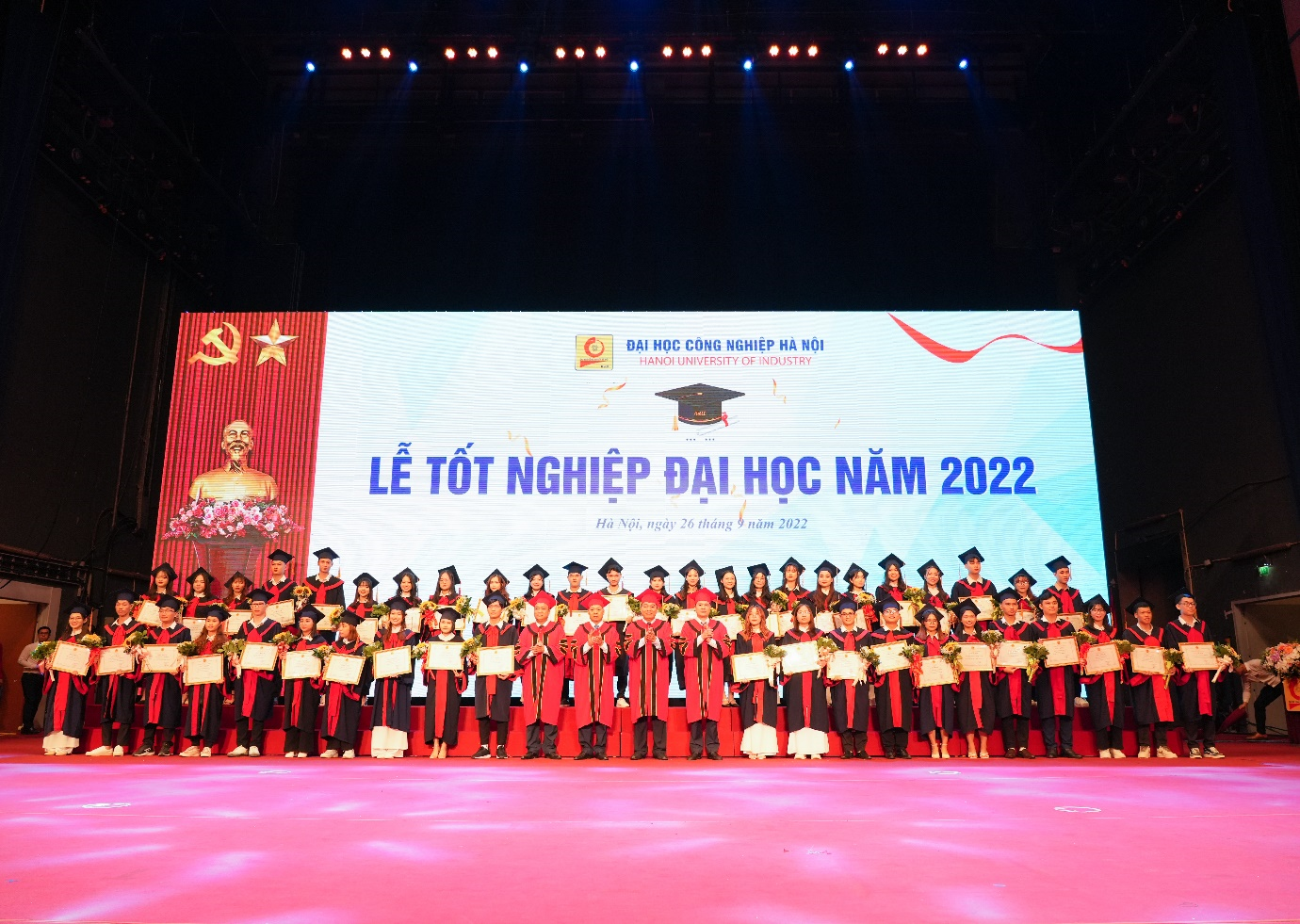 Hơn 5.500 sinh viên Đại học Công nghiệp Hà Nội nhận bằng tốt nghiệp năm 2022 - 4