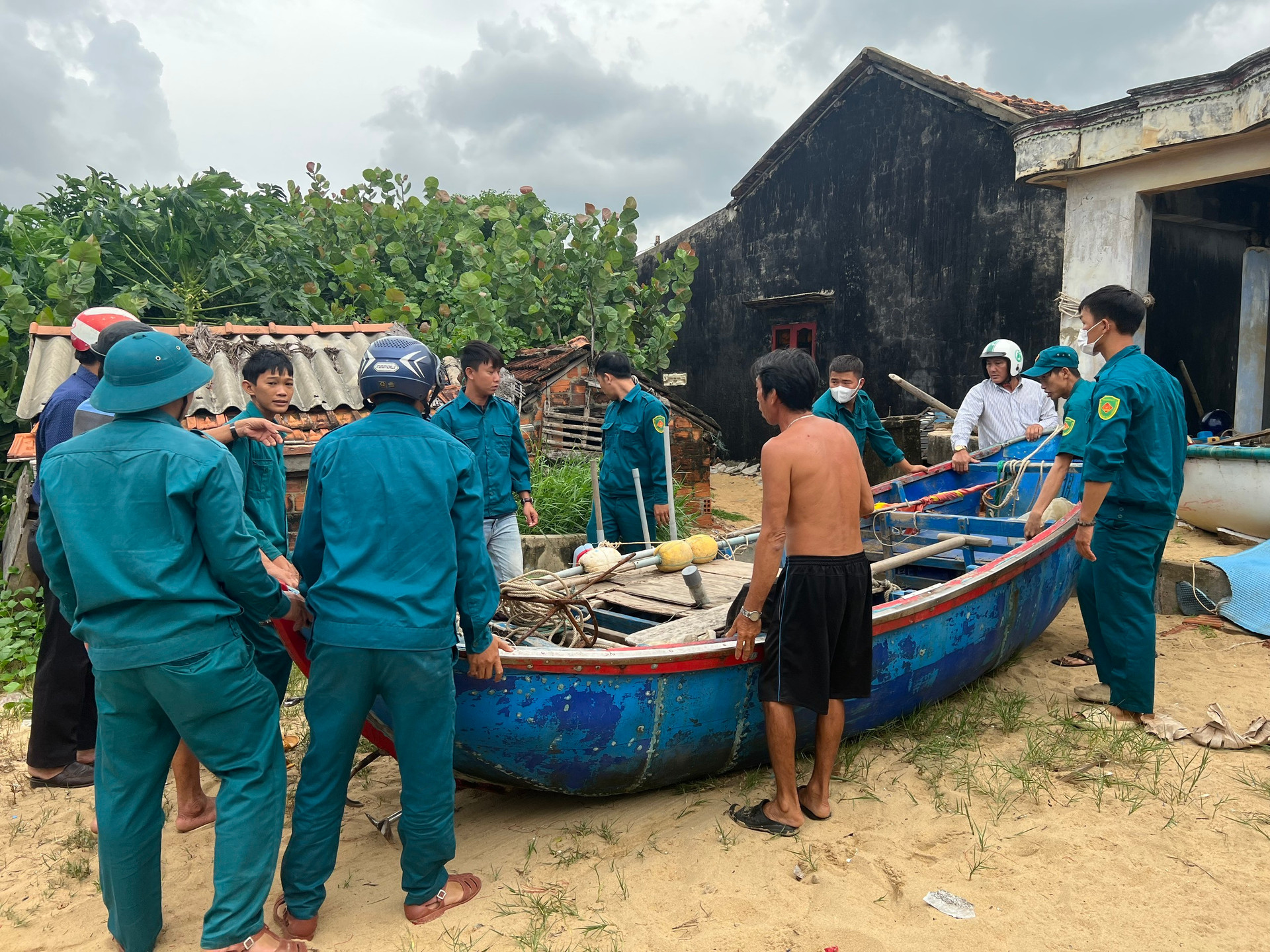 Ảnh: Người dân Bình Định chằng chéo nhà cửa, tàu thuyền ứng phó với siêu bão - 4