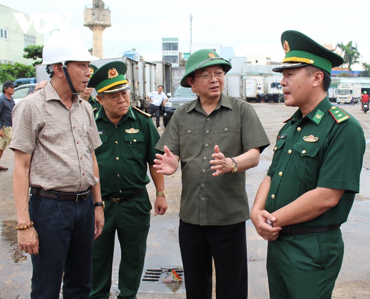 tàu cá bị nạn ngoài biển, 4 ngư dân được hải quân cứu kịp thời hình ảnh 3 tau ca bi nan ngoai bien, 4 ngu dan duoc hai quan cuu kip thoi hinh anh 3