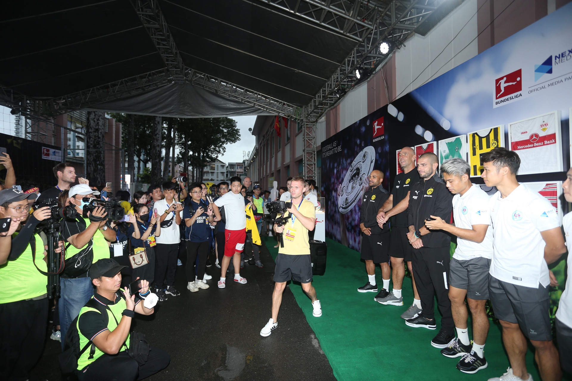 Khán giả TP.HCM đội mưa cổ vũ Công Vinh, Văn Quyến đấu Huyền thoại Dortmund - 5