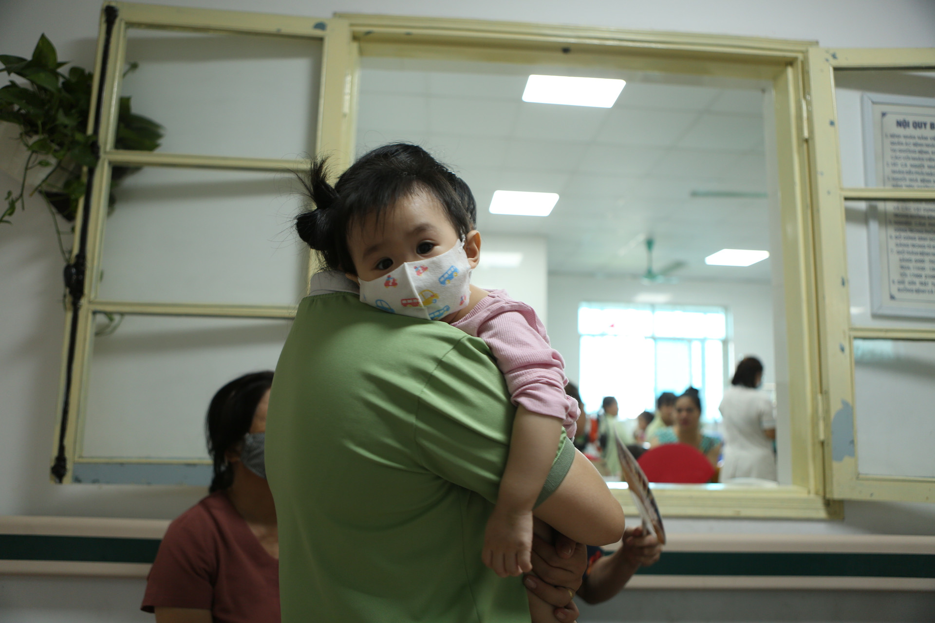 Nhiều bệnh viện ở Hà Nội quá tải bệnh nhi, một bác sĩ chăm 20 trẻ - 1