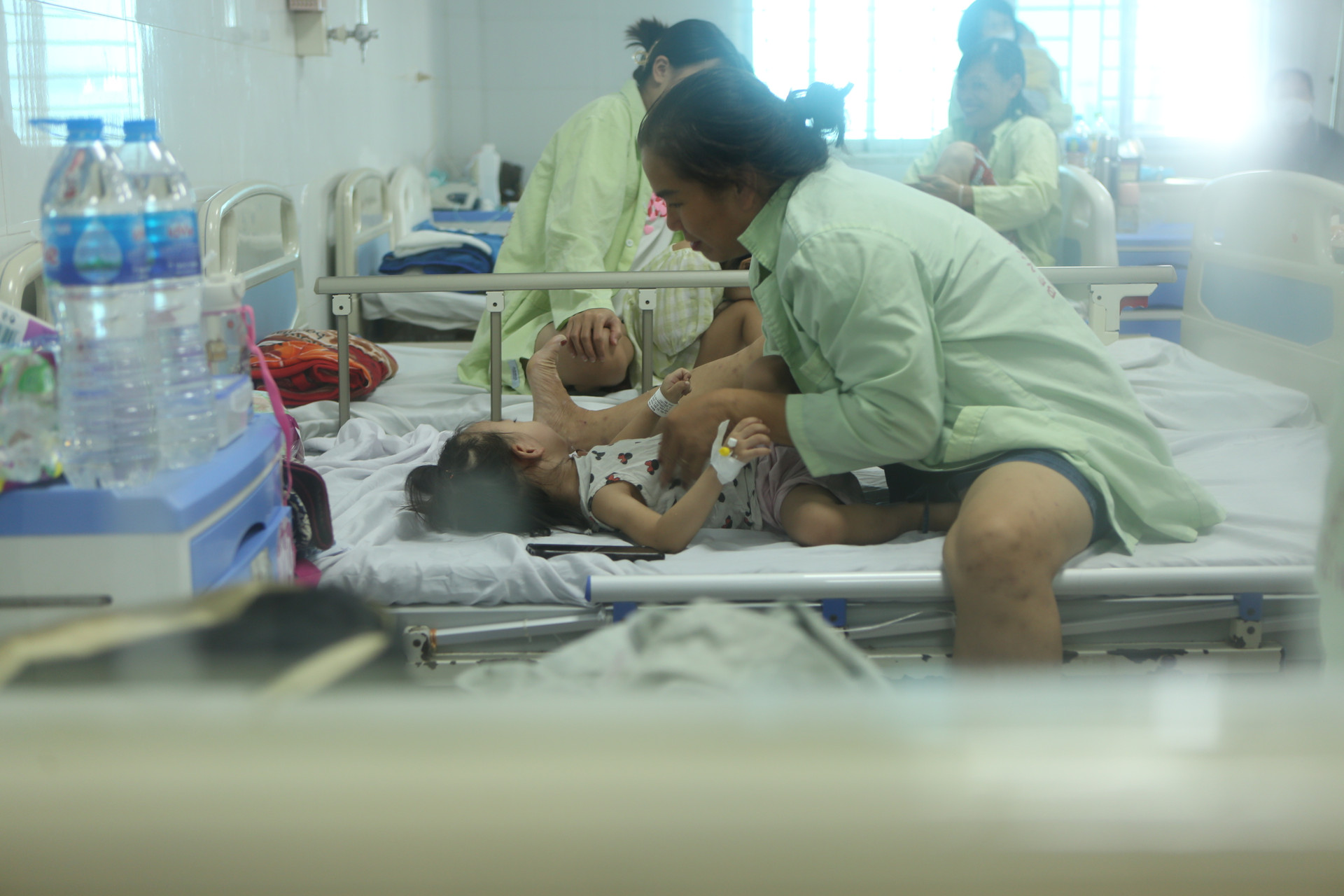 Nhiều bệnh viện ở Hà Nội quá tải bệnh nhi, một bác sĩ chăm 20 trẻ - 3