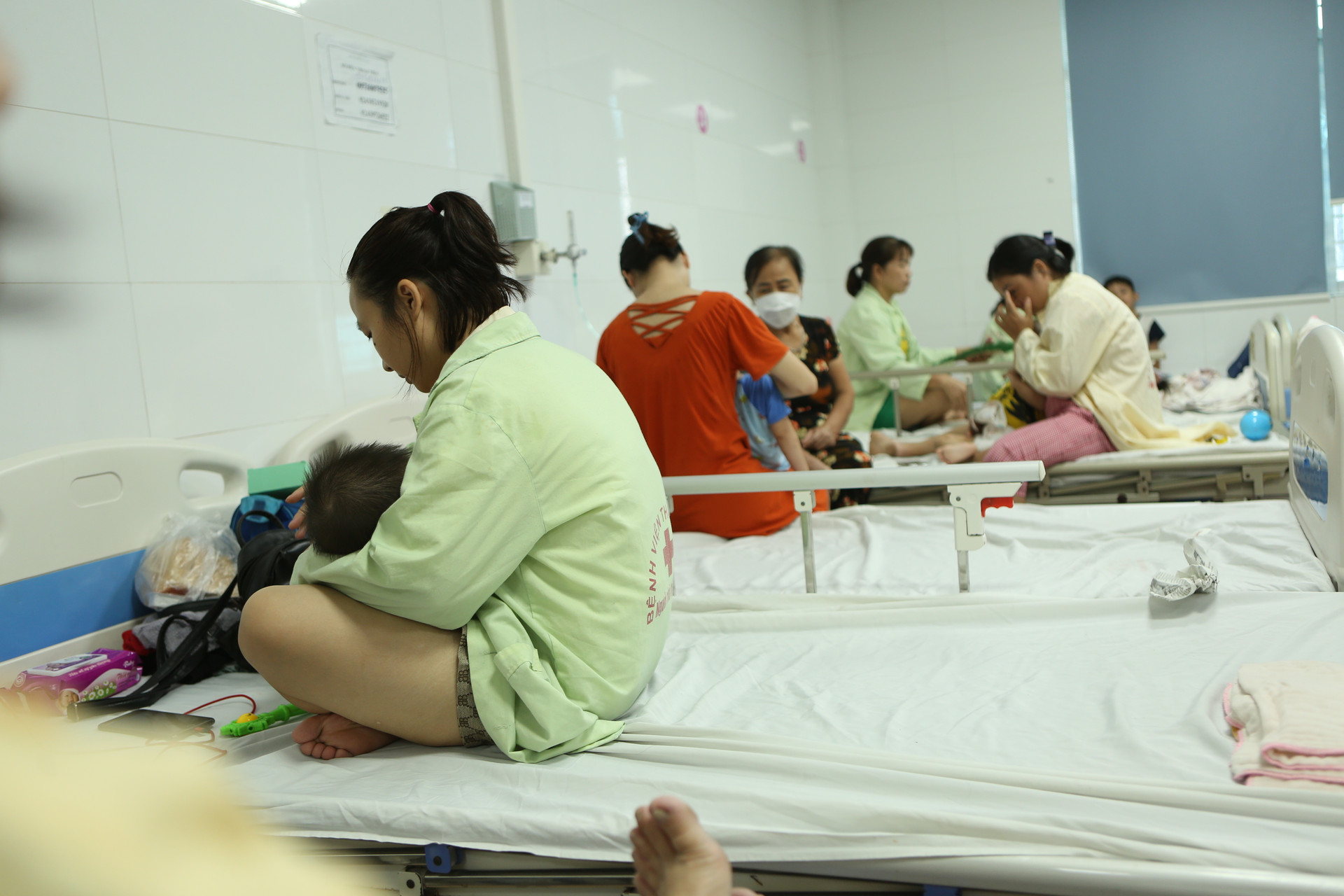 Nhiều bệnh viện ở Hà Nội quá tải bệnh nhi, một bác sĩ chăm 20 trẻ - 2