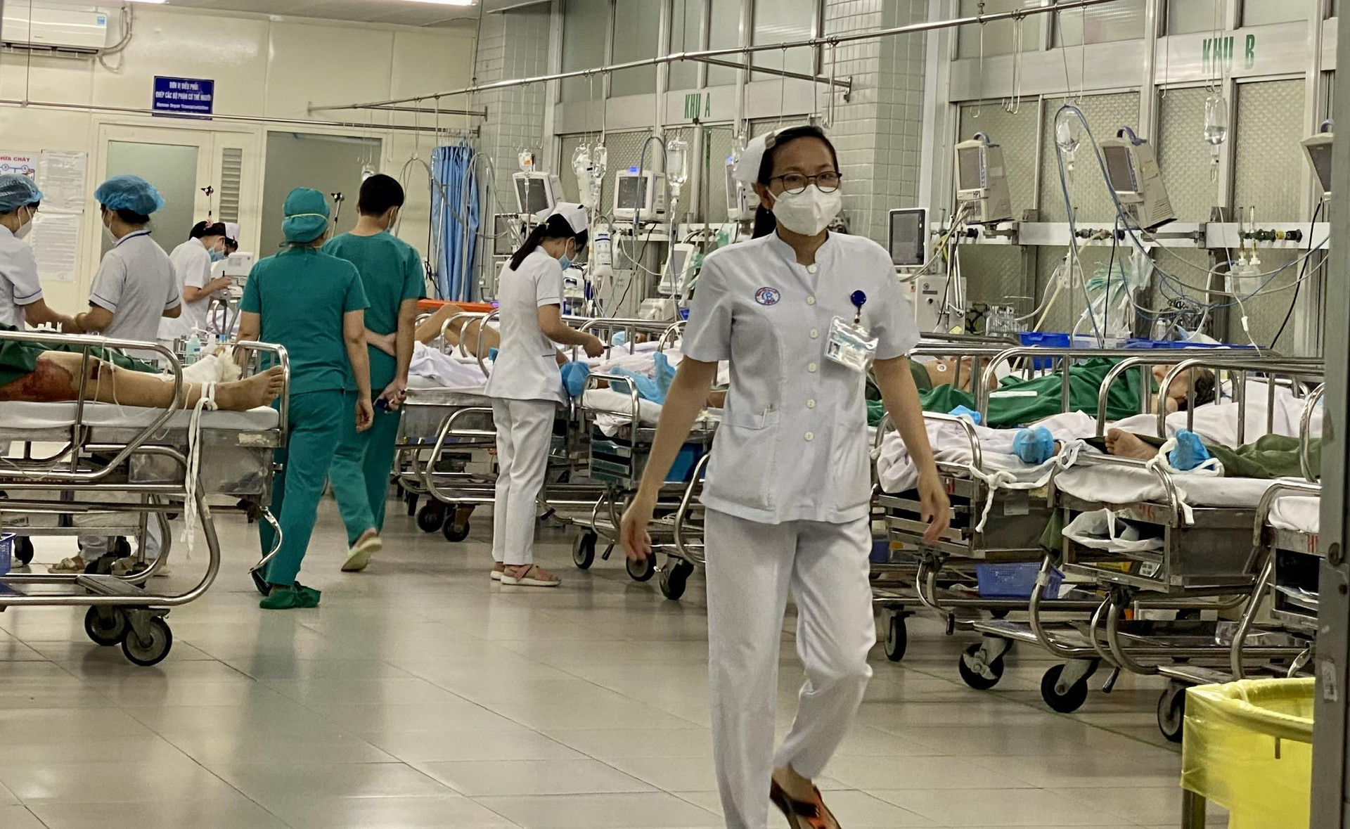 Bệnh viện công lập ở TP.HCM đang thiếu hụt điều dưỡng - 1