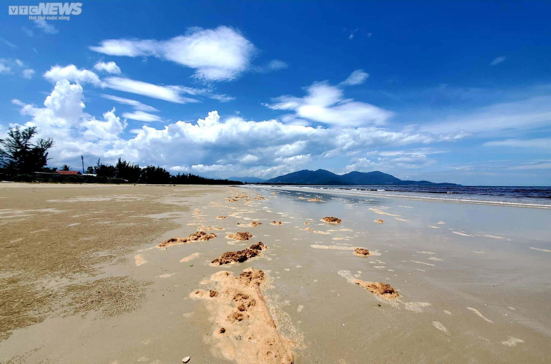 Sau bão Noru, vùng biển đẹp ở Thừa Thiên - Huế xuất hiện màu nâu đỏ bất thường - 3