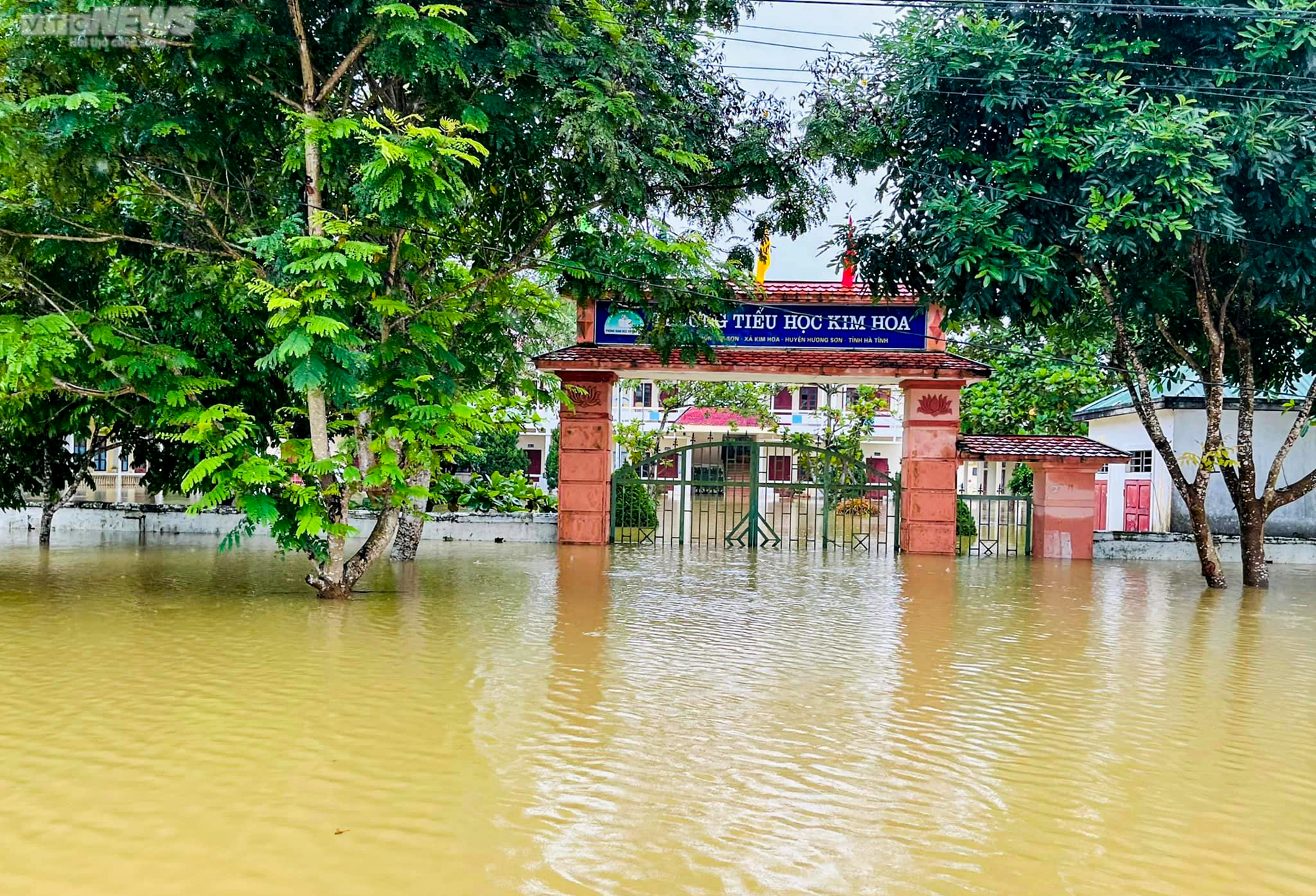 Ảnh: Trường học bị nhấn chìm trong lũ, 1.500 hộ dân bị cô lập - 4