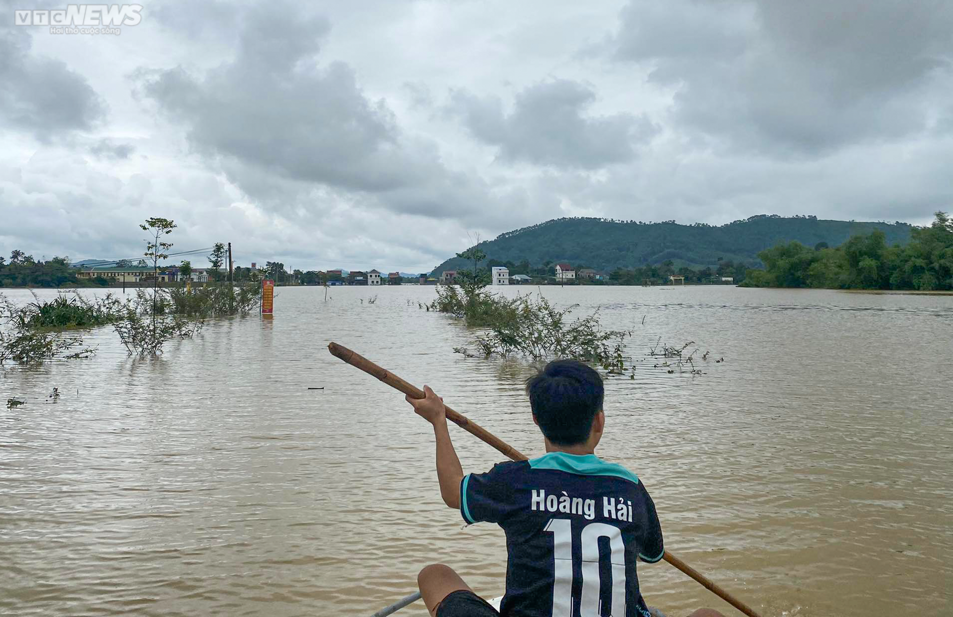 Ảnh: Trường học bị nhấn chìm trong lũ, 1.500 hộ dân bị cô lập - 8
