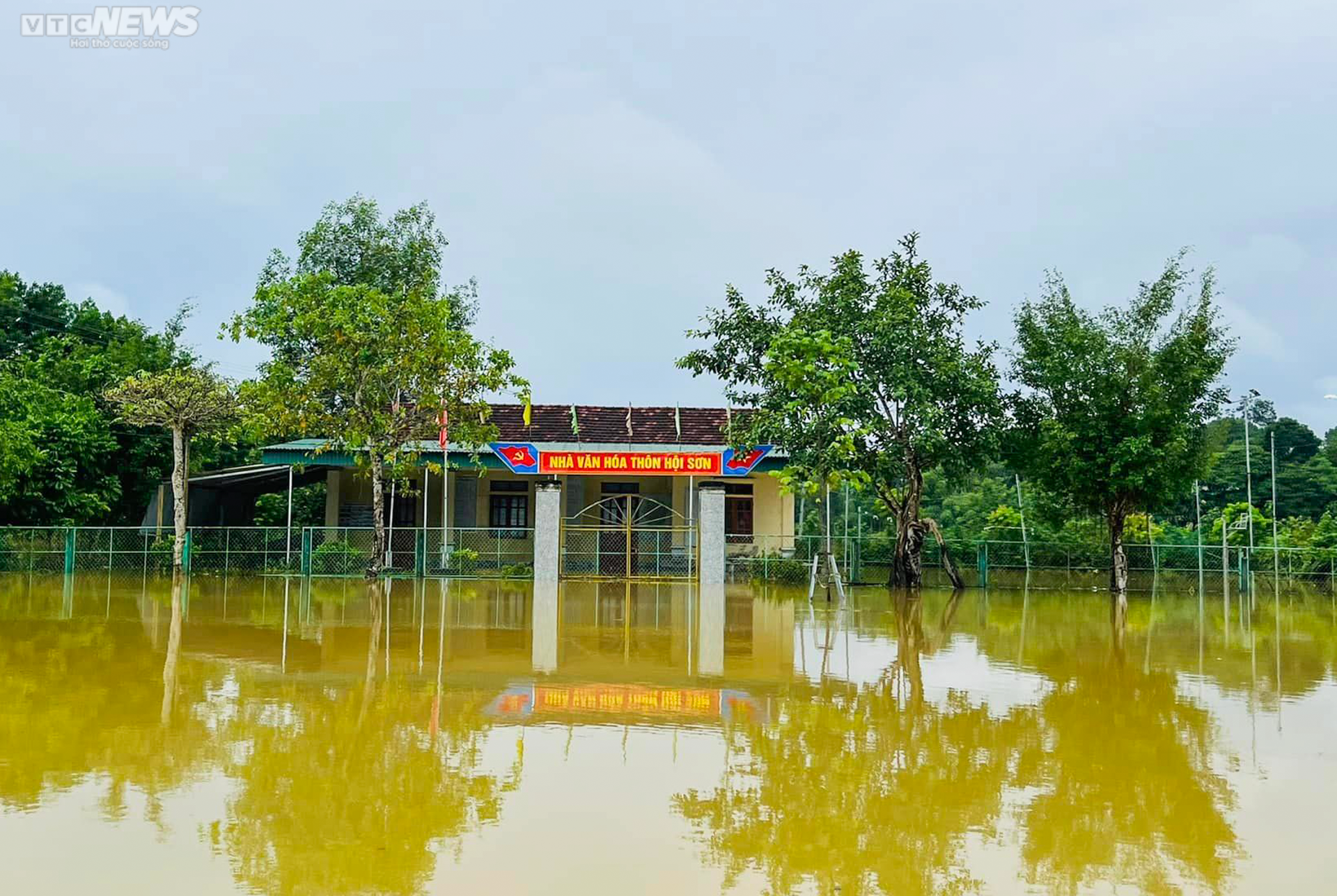 Ảnh: Trường học bị nhấn chìm trong lũ, 1.500 hộ dân bị cô lập - 6