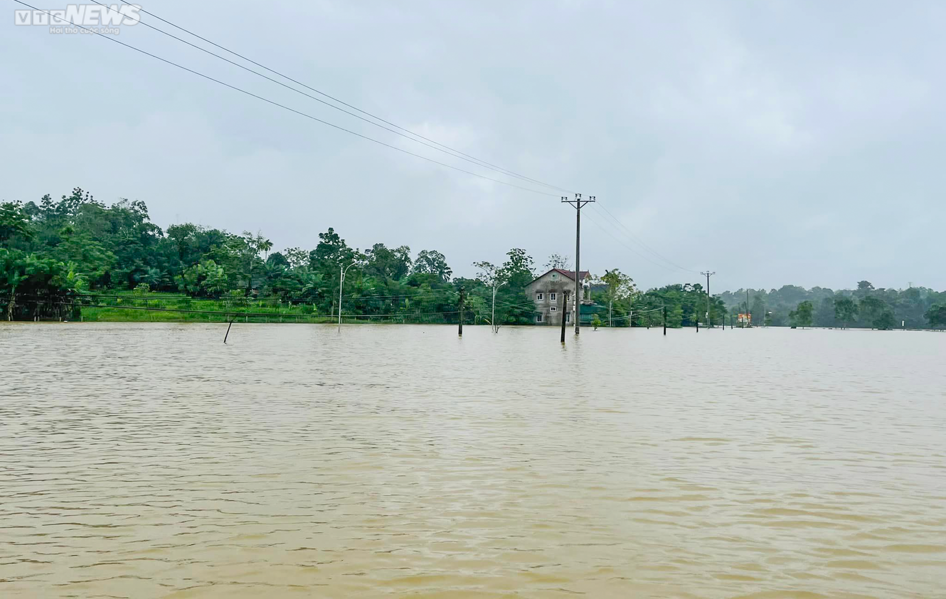 Ảnh: Trường học bị nhấn chìm trong lũ, 1.500 hộ dân bị cô lập - 11