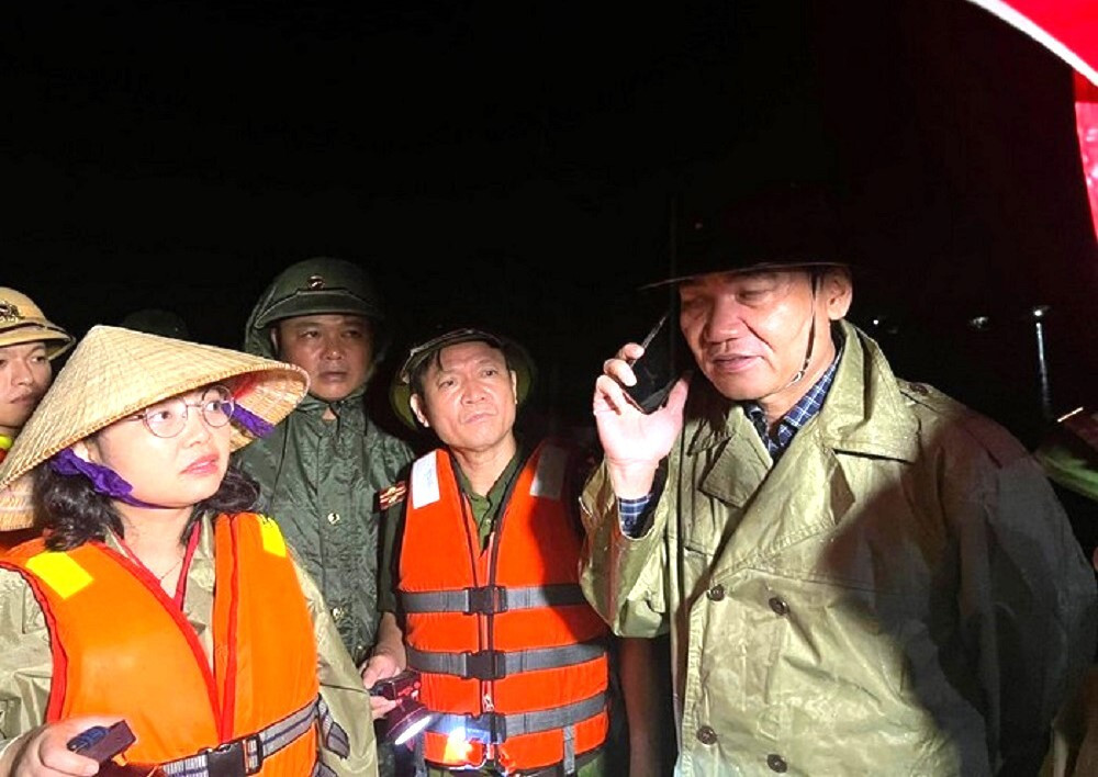 Vỡ đê Hội Tĩnh ở Nghệ An, hàng trăm người dân đội mưa khắc phục suốt đêm - 2