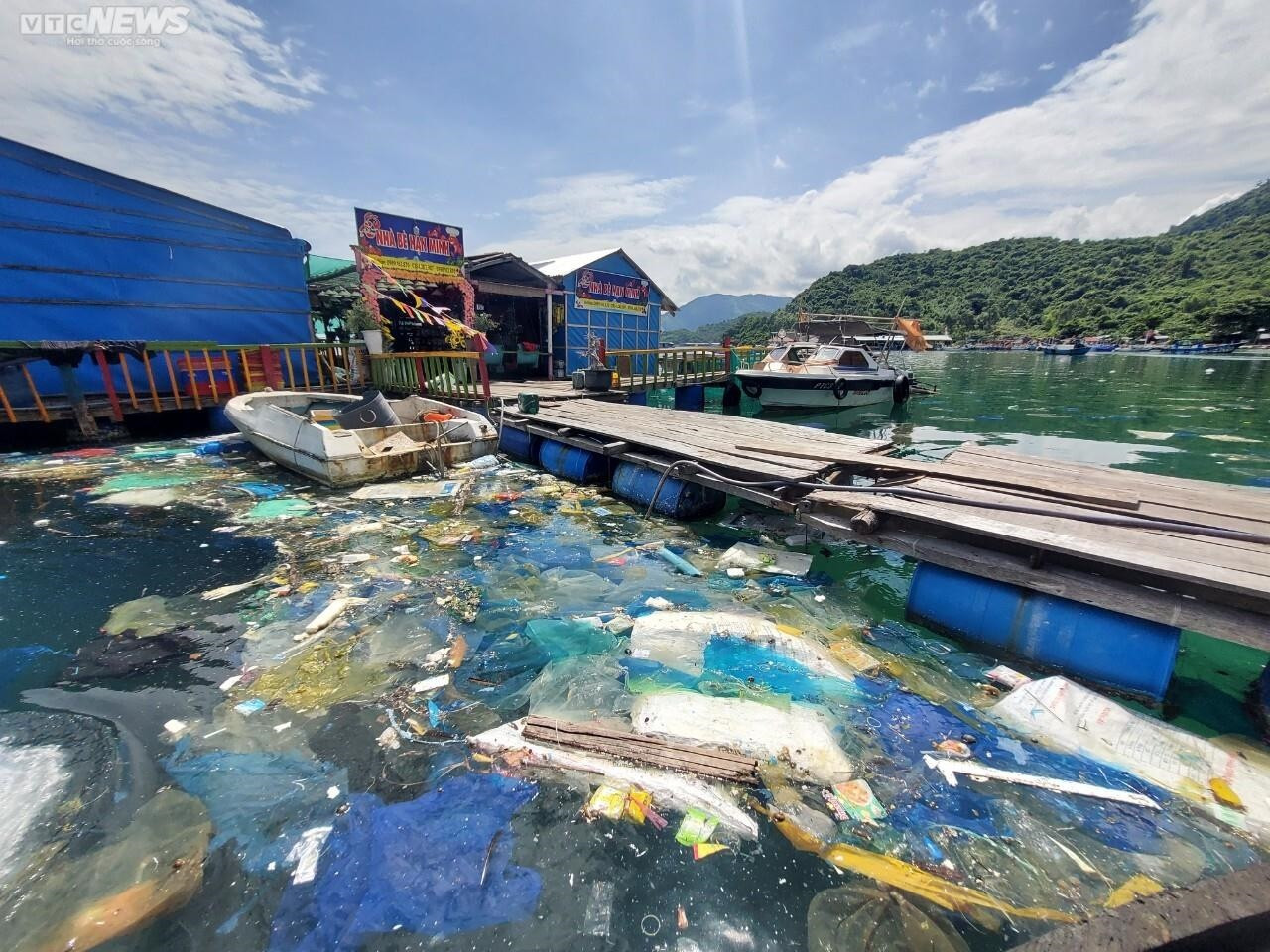 Rác thải nhựa ngập ngụa quanh các bè nuôi thuỷ sản ở vịnh Vũng Rô, Phú Yên - 3