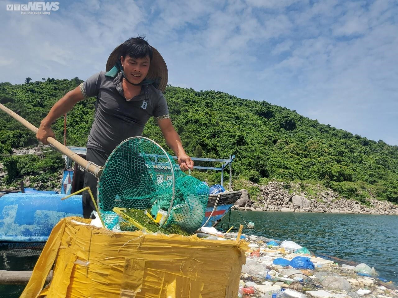 Rác thải nhựa ngập ngụa quanh các bè nuôi thuỷ sản ở vịnh Vũng Rô, Phú Yên - 4
