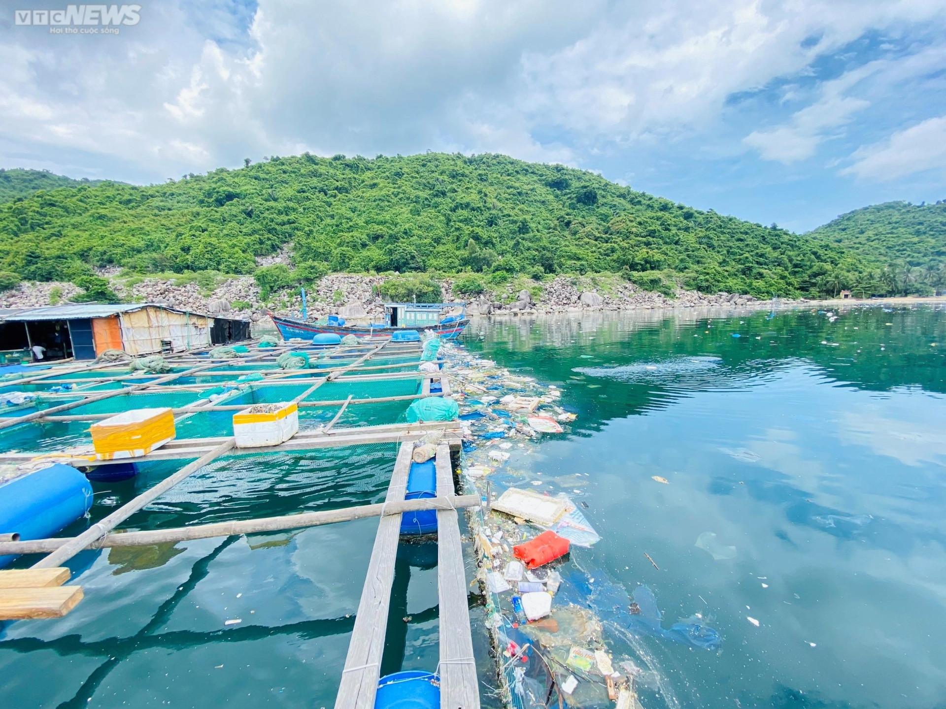 Rác thải nhựa ngập ngụa quanh các bè nuôi thuỷ sản ở vịnh Vũng Rô, Phú Yên - 2
